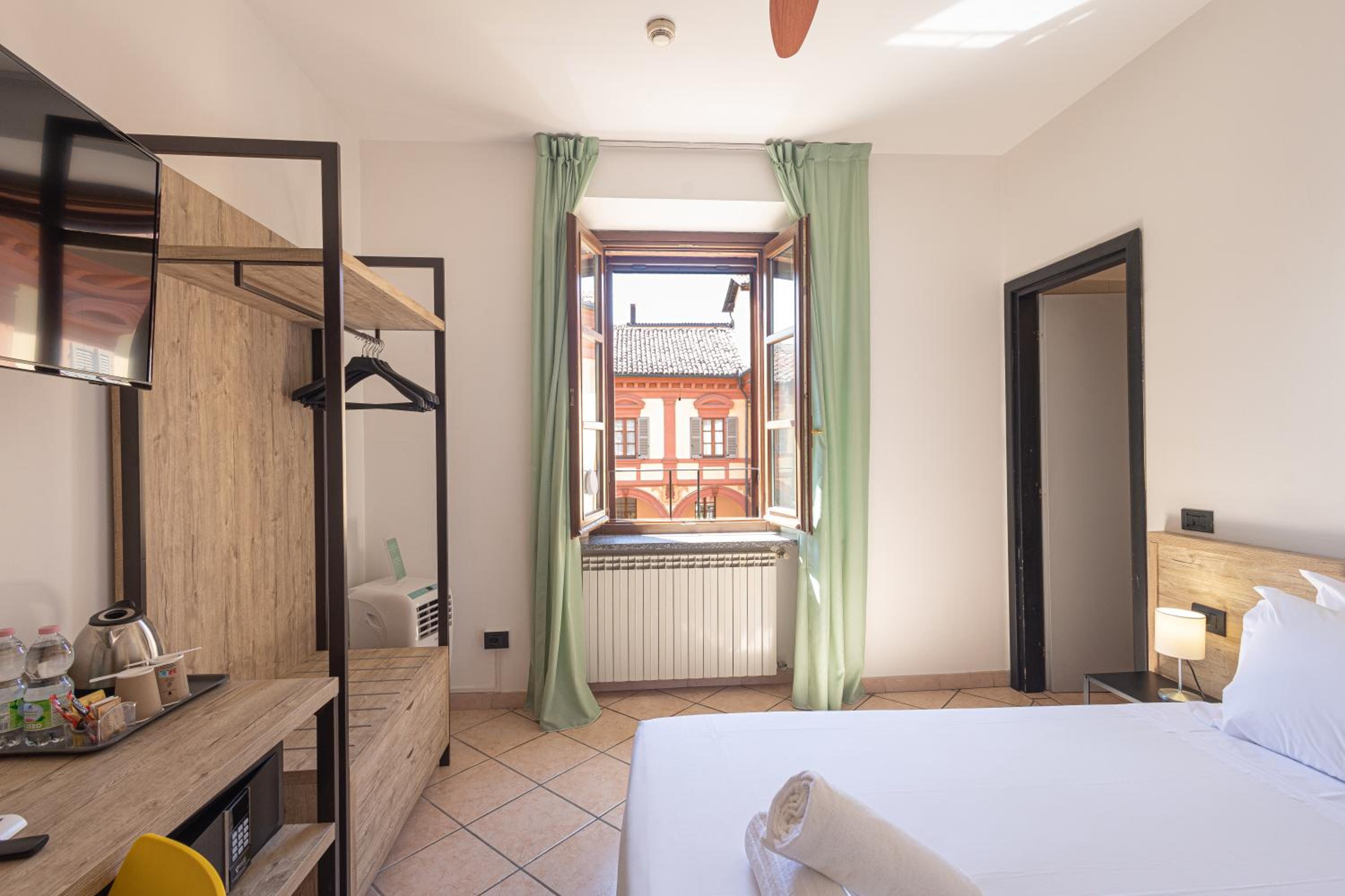 Standard Double or Twin Room - Photo 9