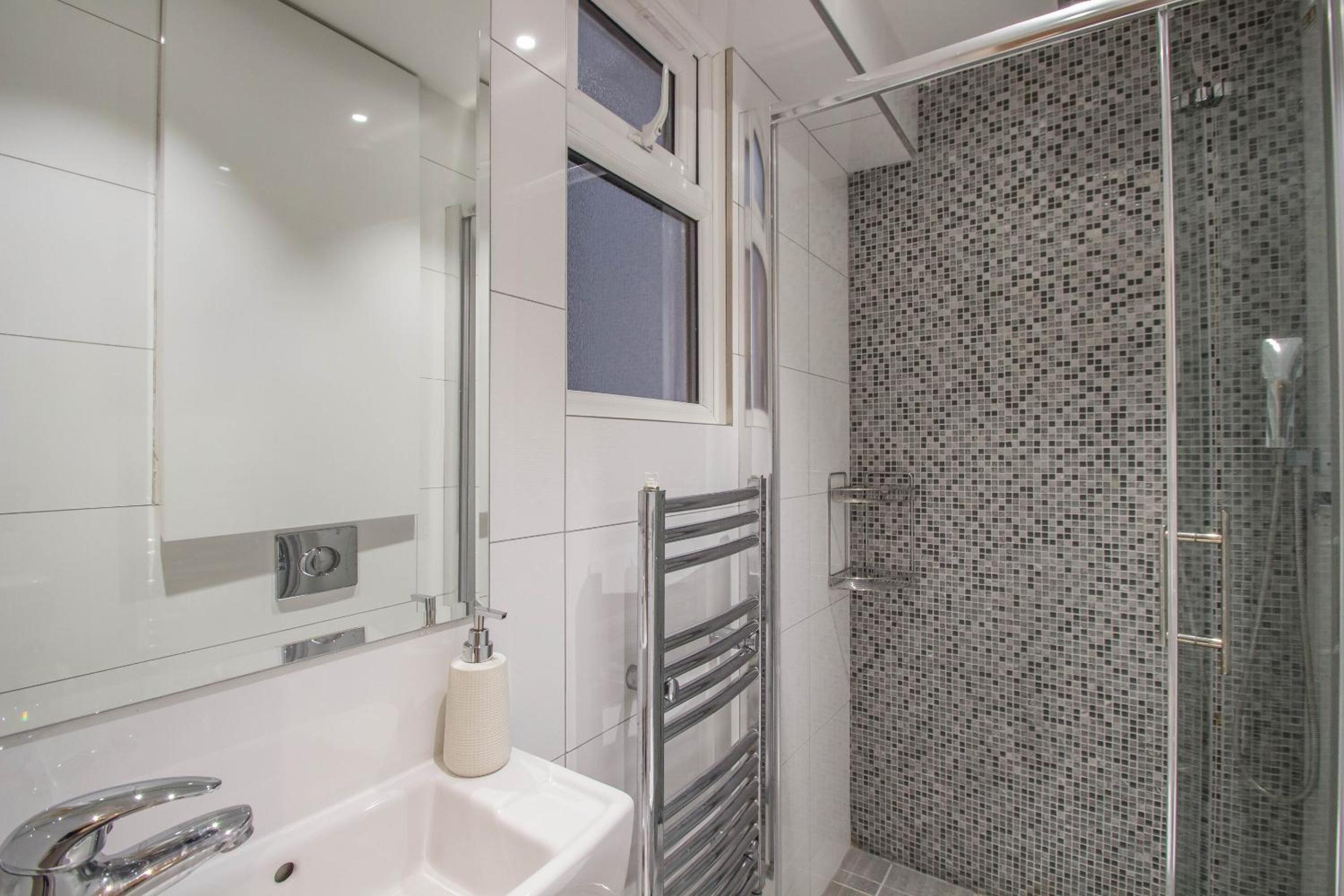 Lower Ground Floor 1 Bedroom photo 3