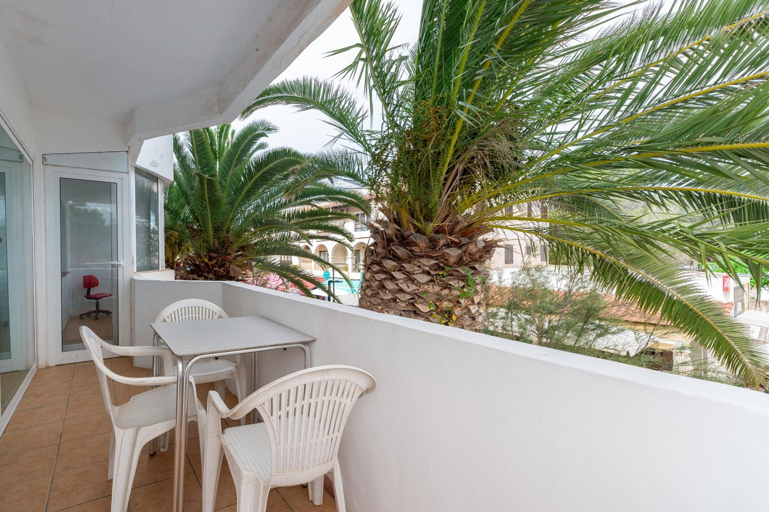 Two-Bedroom Deluxe Apartment with Balcony photo 2