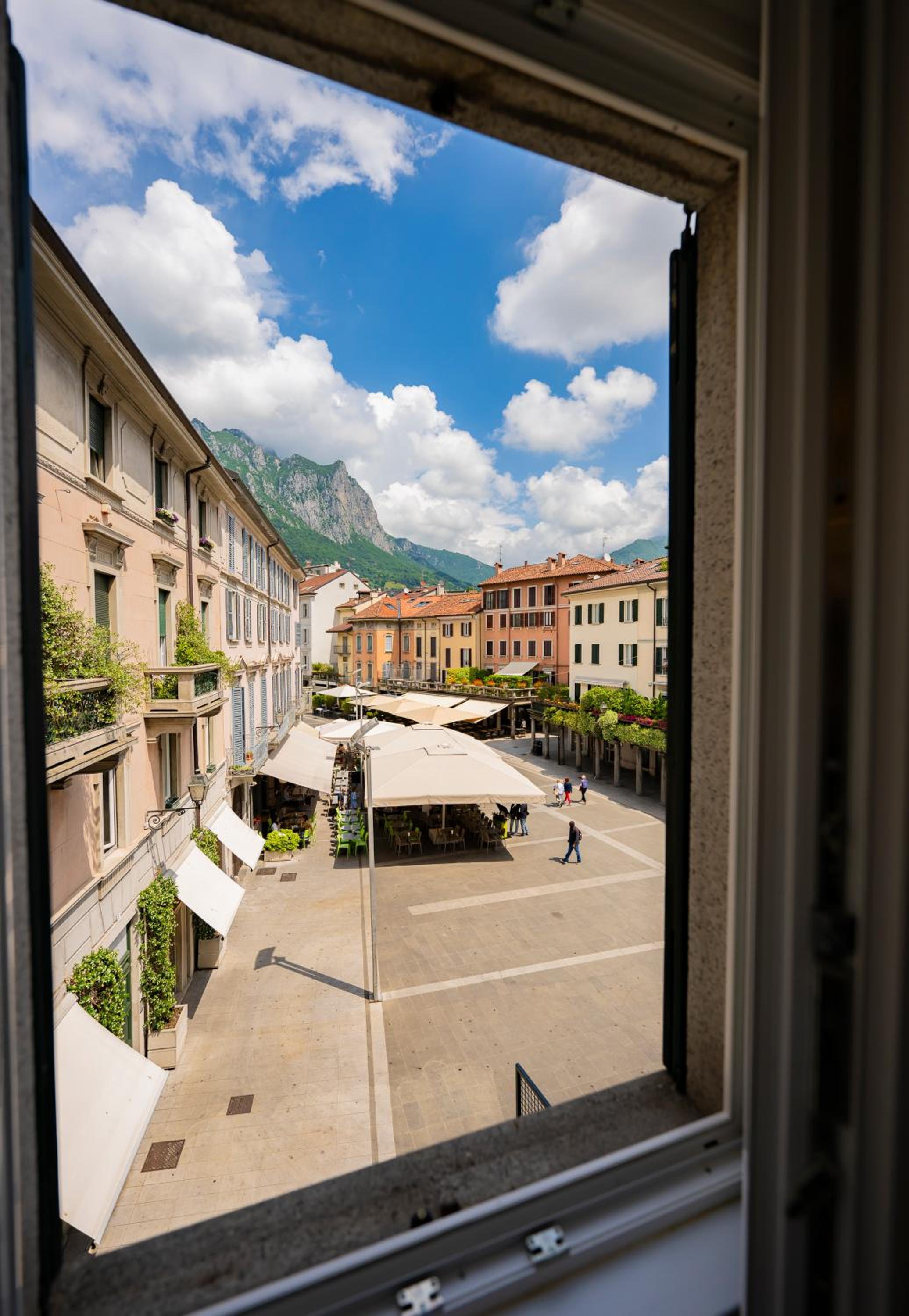 One-Bedroom Apartment with City View photo 2