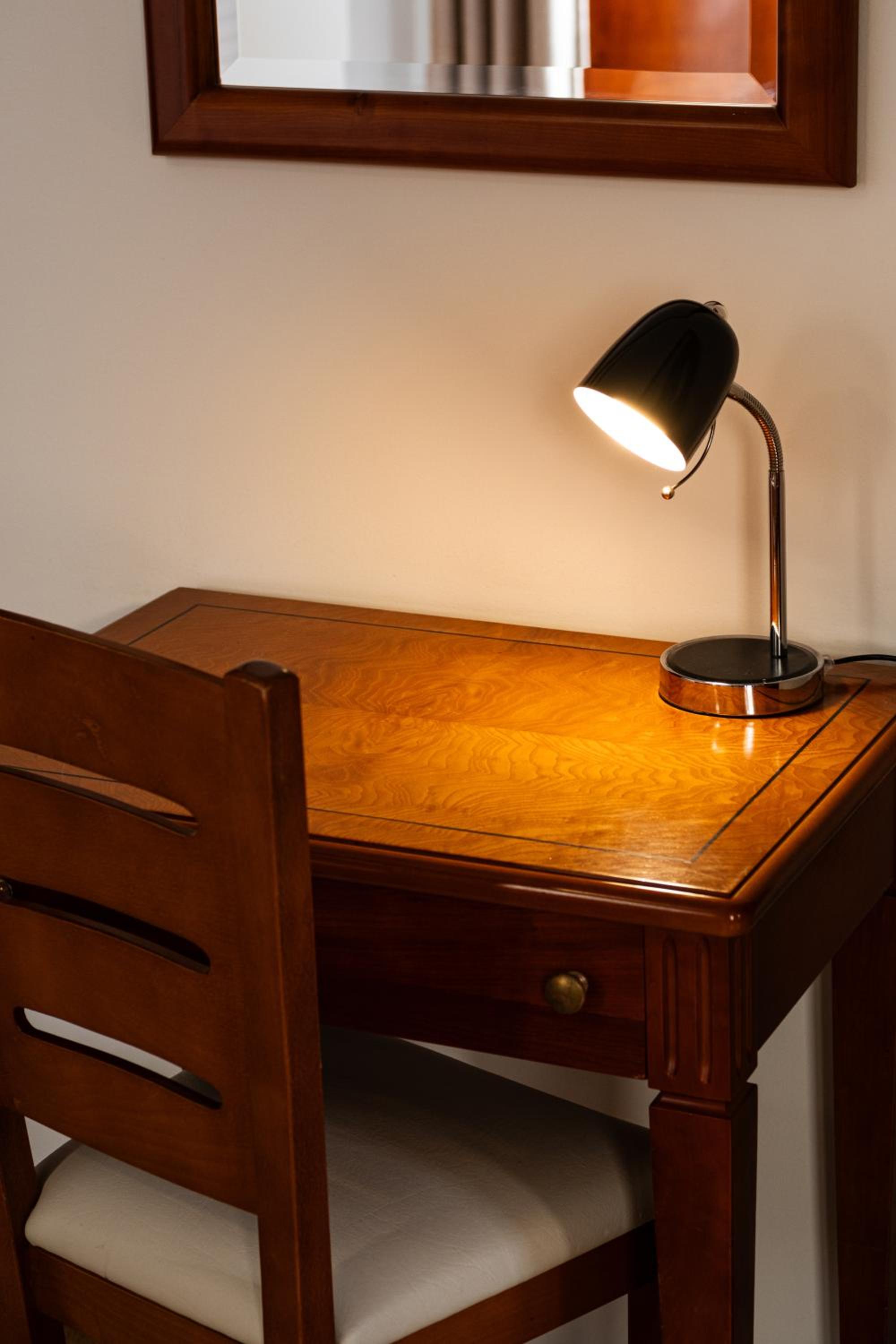 Superior King Room thumbnail 6