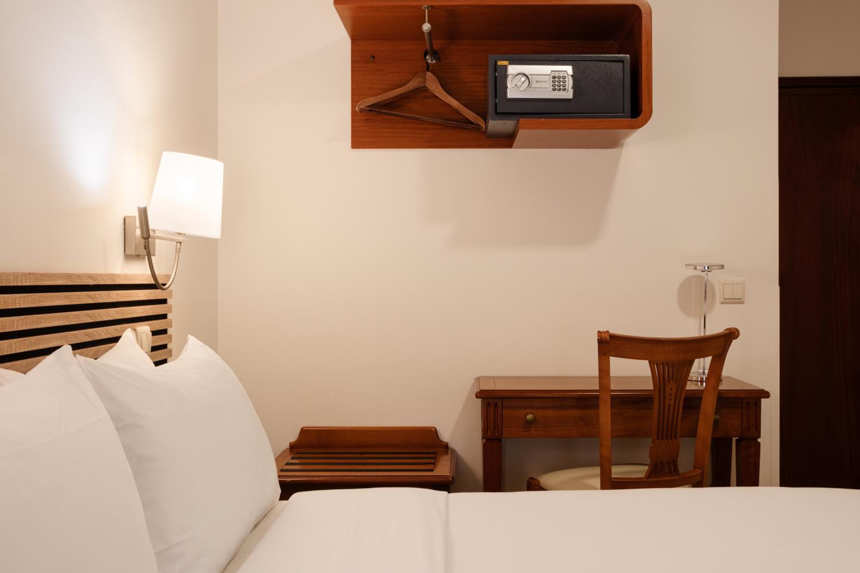 Small Double Room - Photo 5