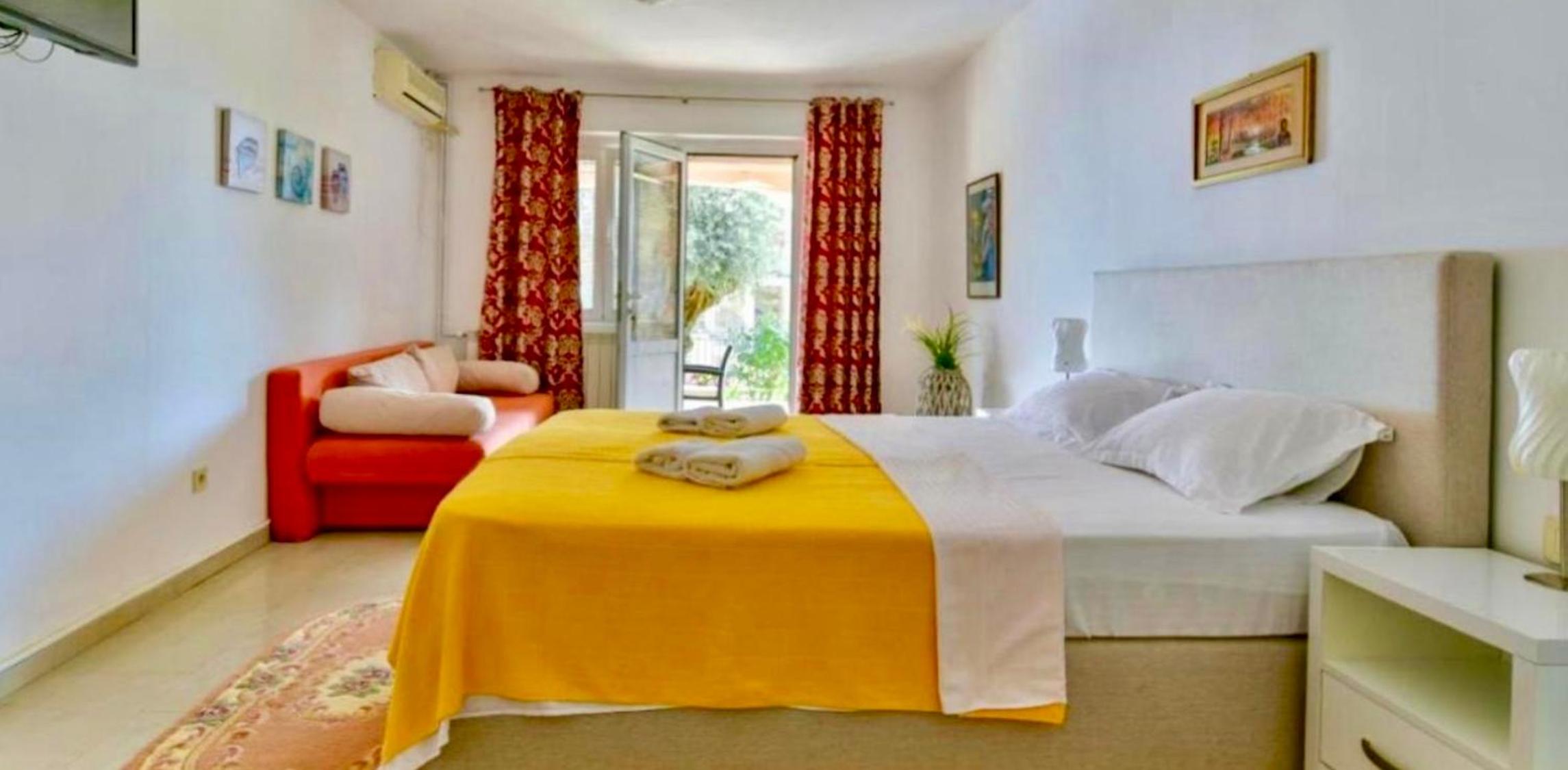 Apartment with Terrace - Photo 7