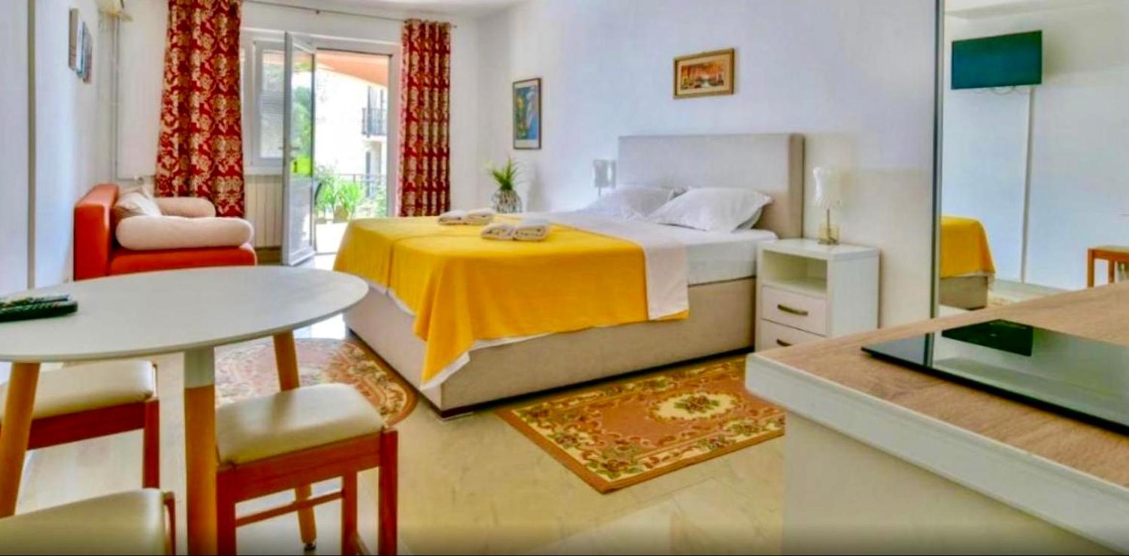 Apartment with Terrace - Photo 8
