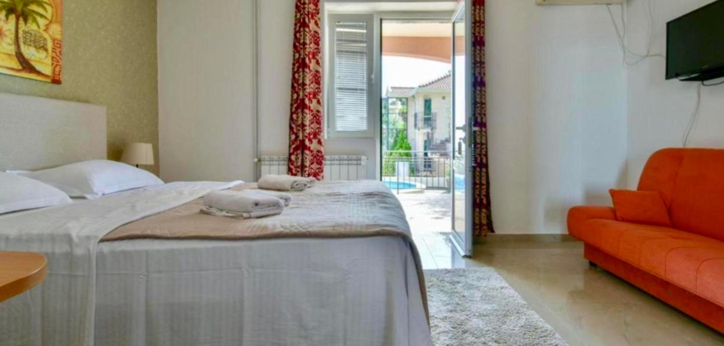Apartment with Terrace - Photo 2