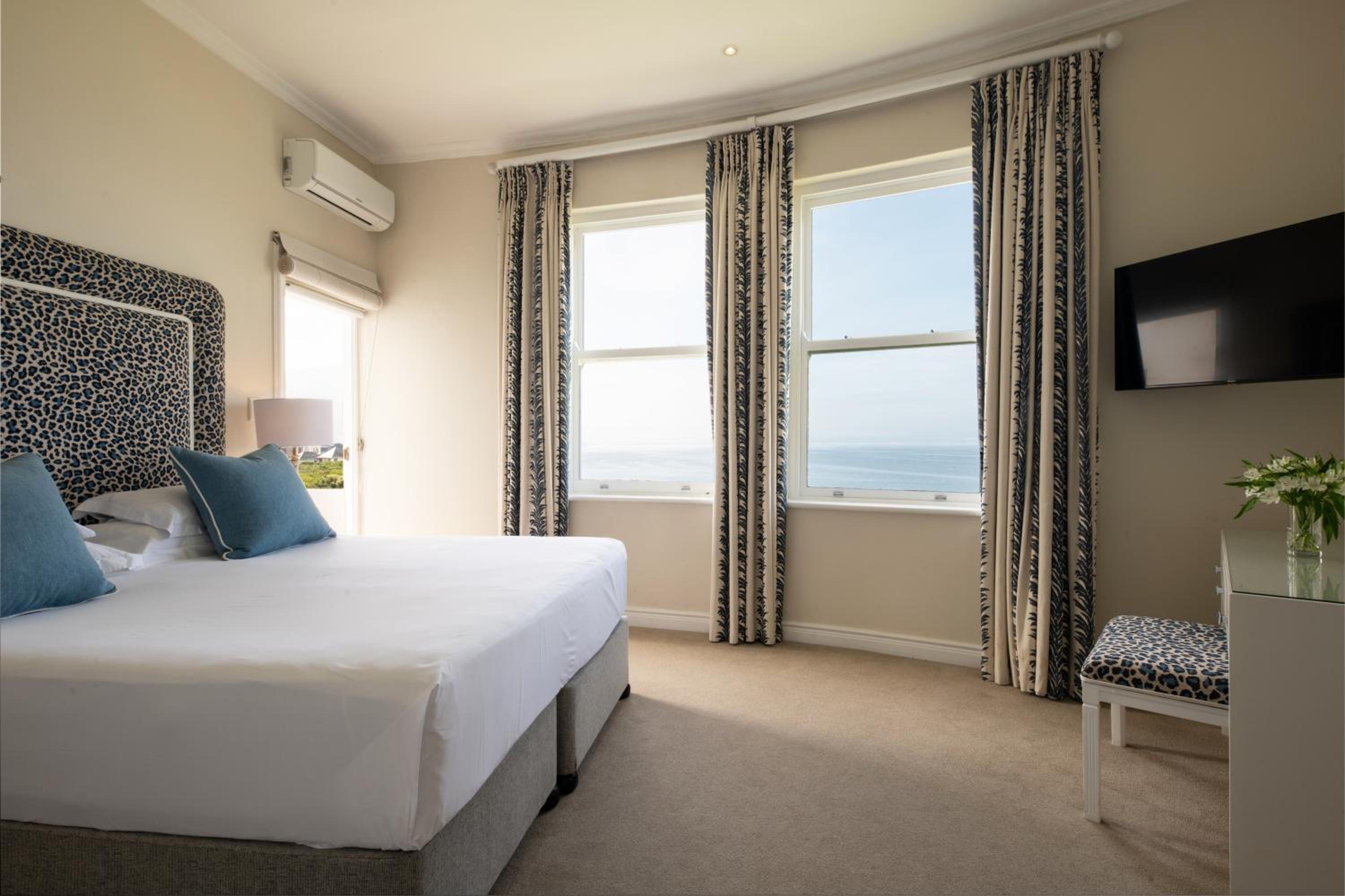 Premier Suite with Sea View - Photo 3