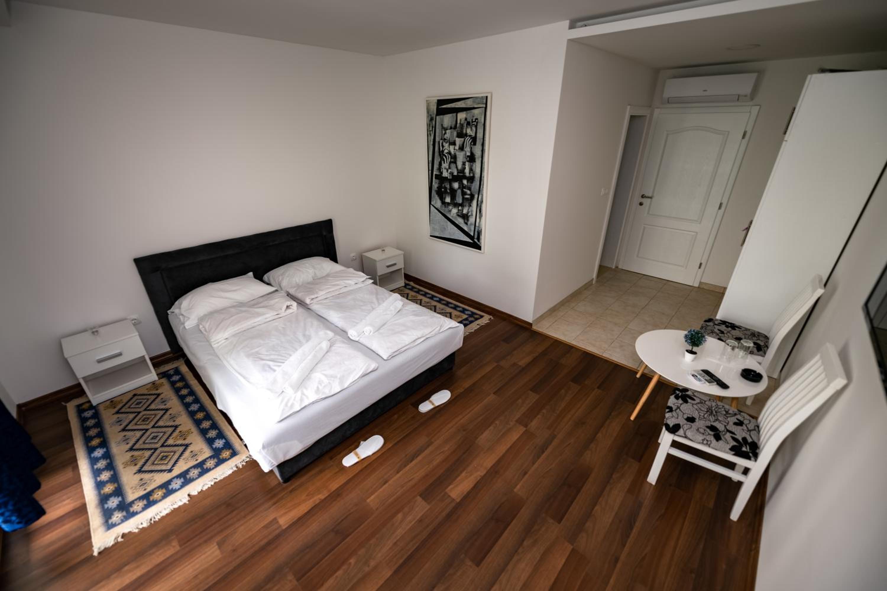 One-Bedroom Apartment photo 1