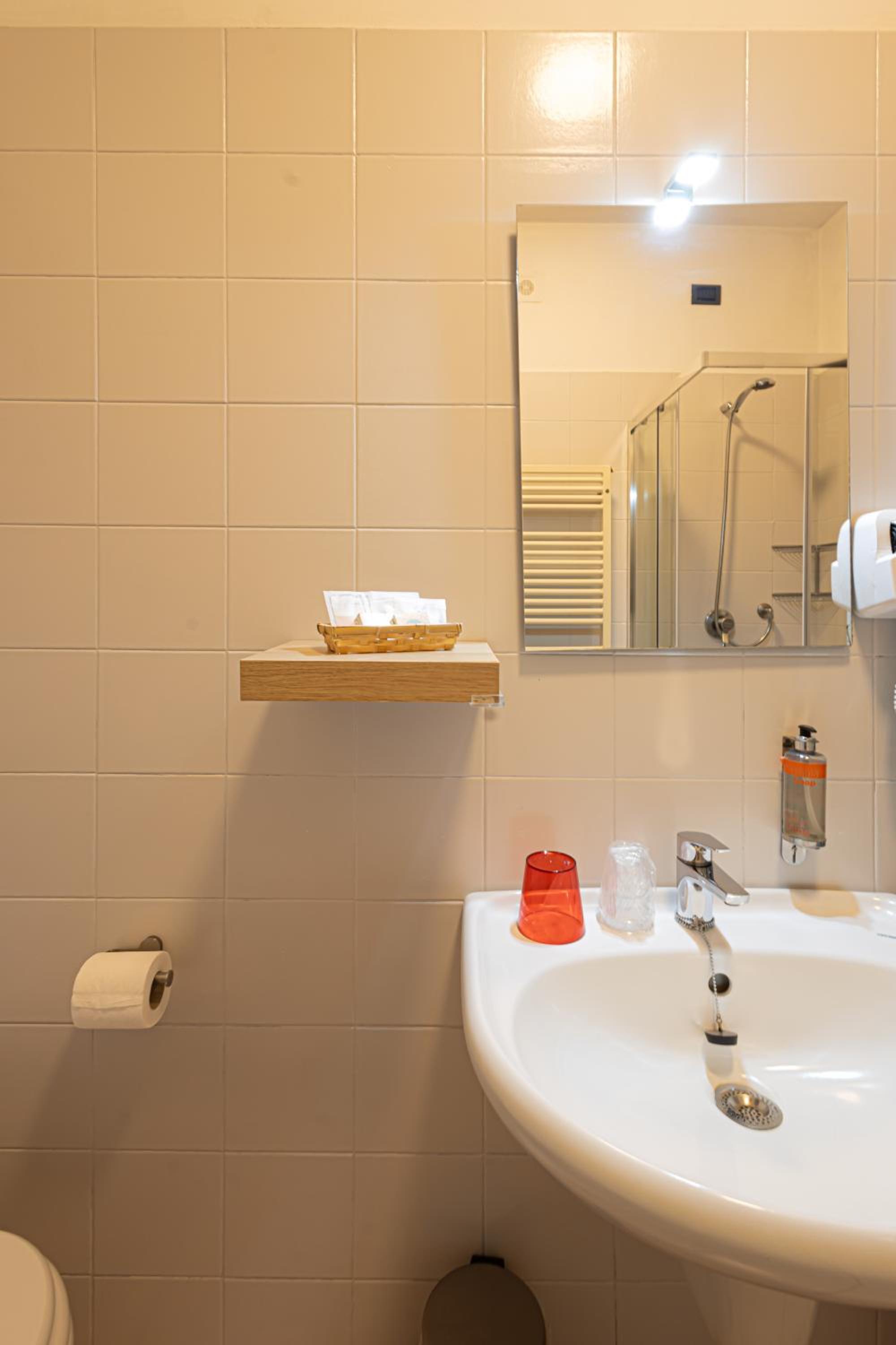 Standard Double or Twin Room - Photo 33
