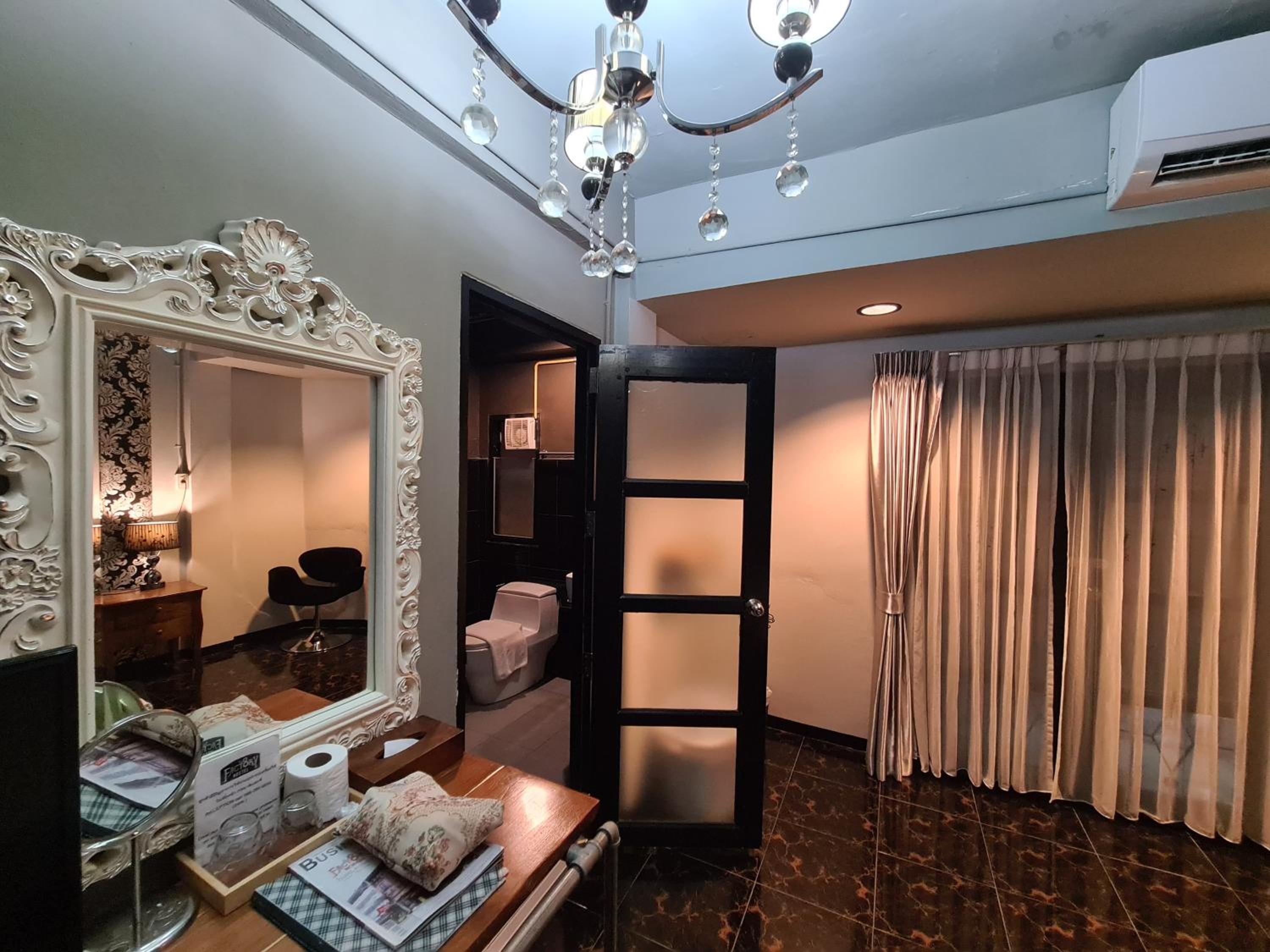 Deluxe Double Room with Private Bathroom photo 2