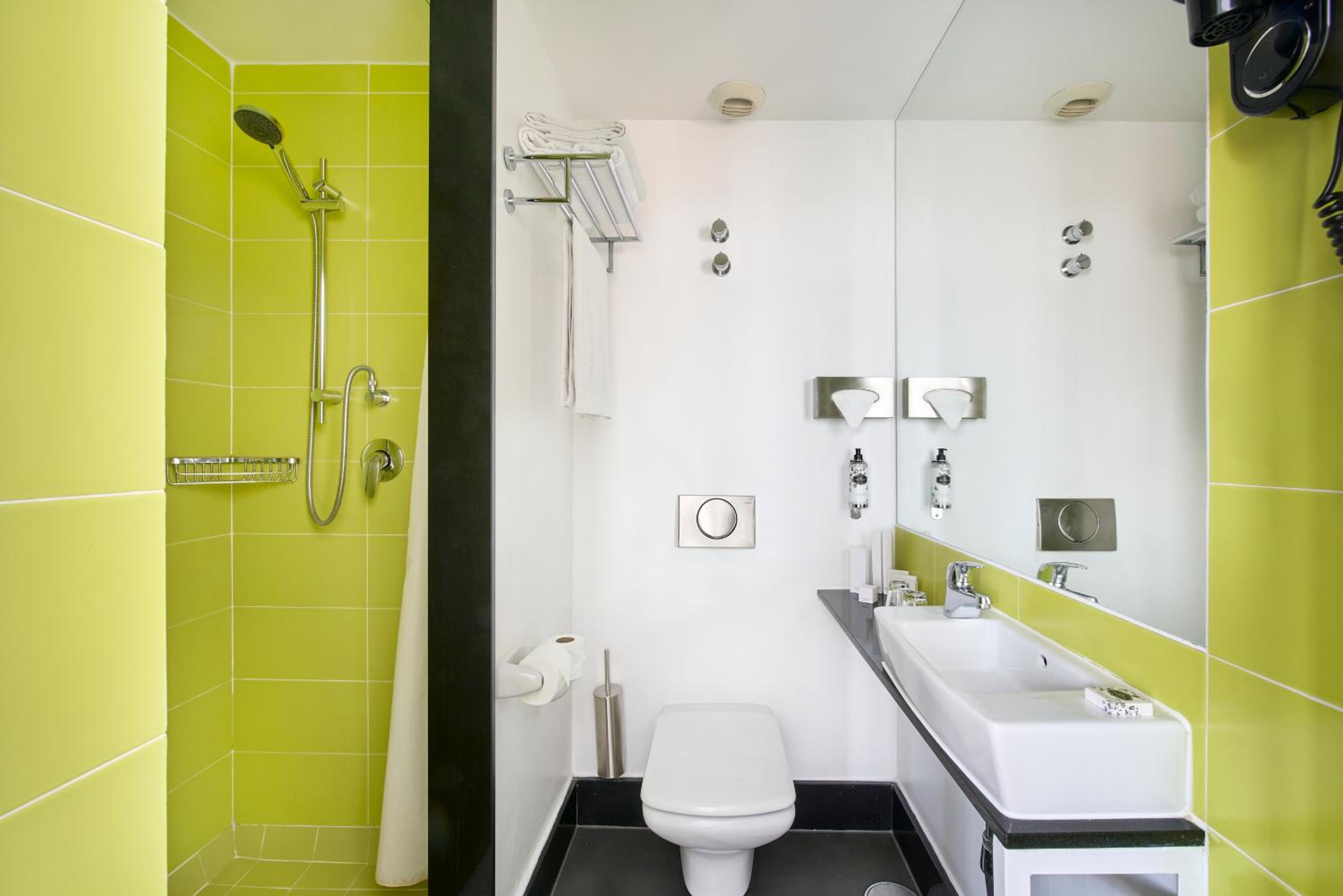 Deluxe King Room - Photo 8