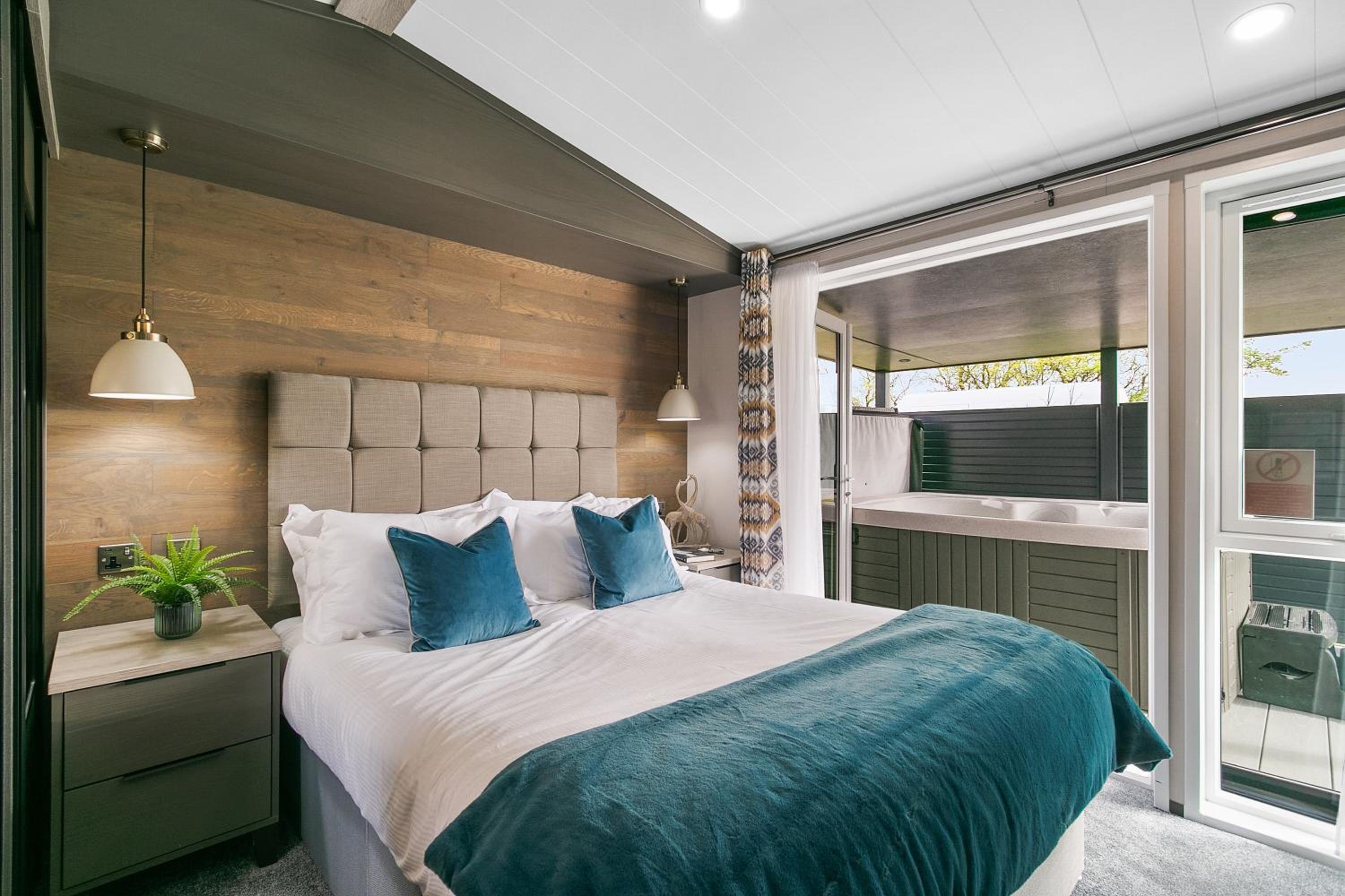 Luxury Lodge with lake view 12