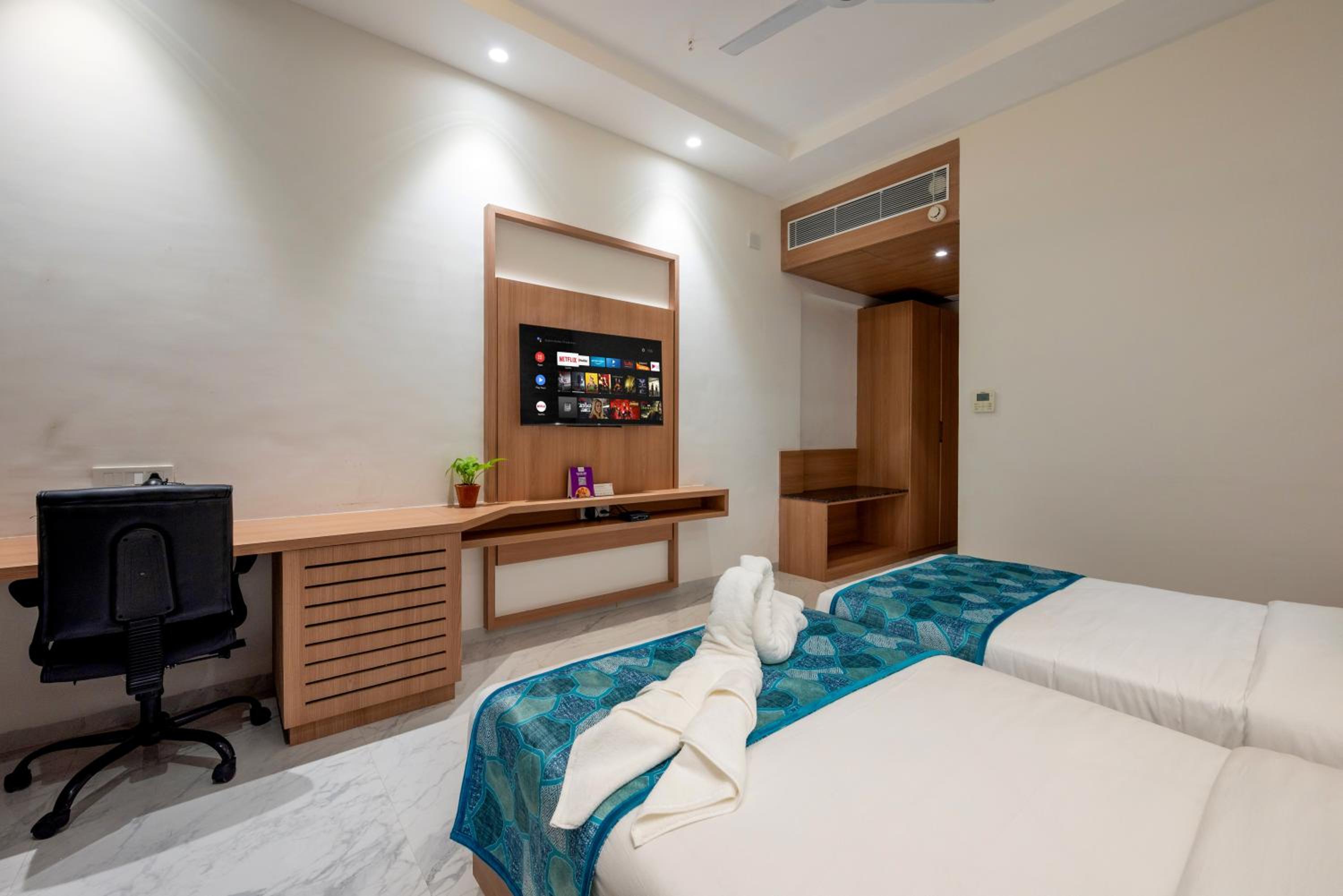 Deluxe Room Twin Bed photo 3