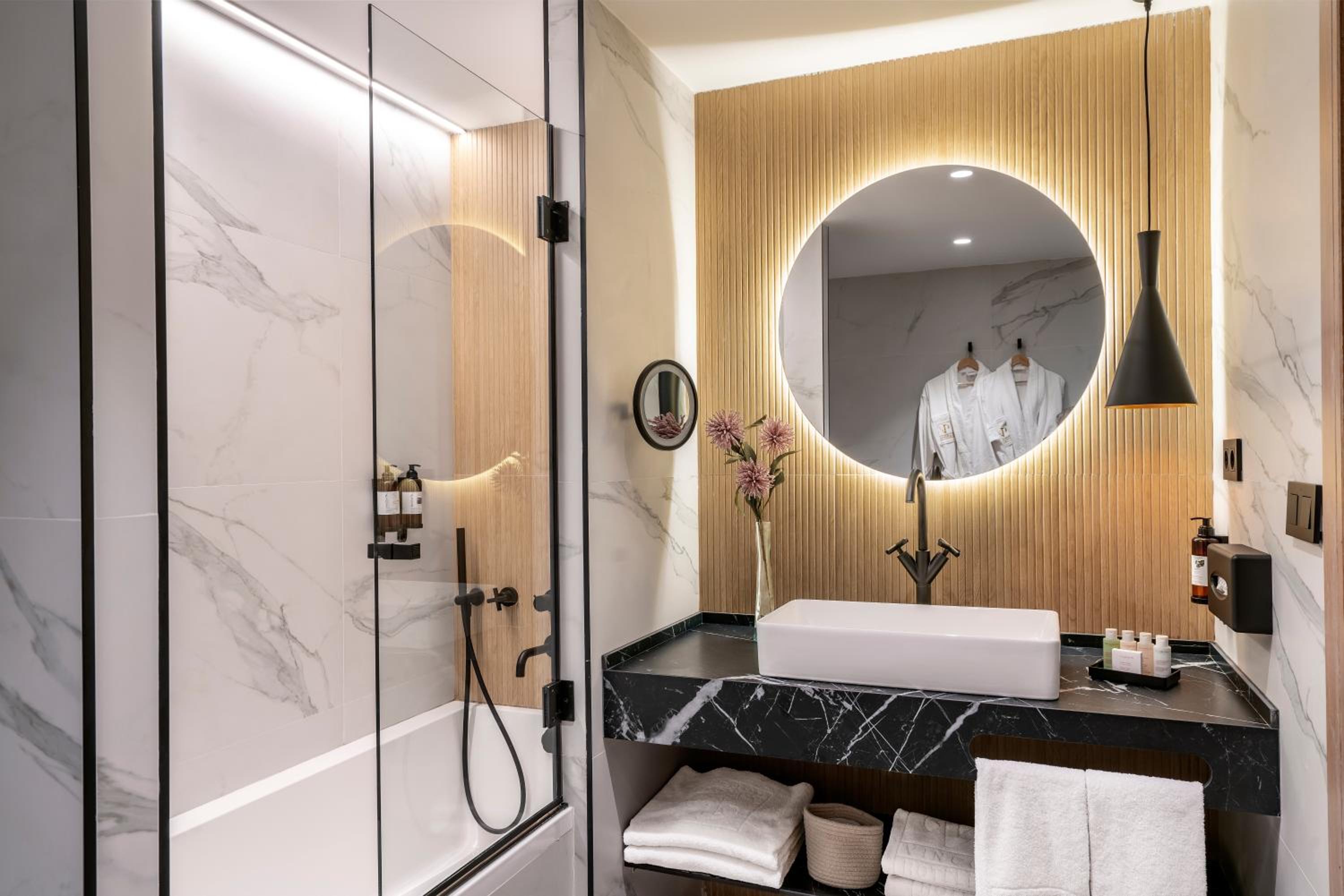Deluxe Double Room thumbnail 5
