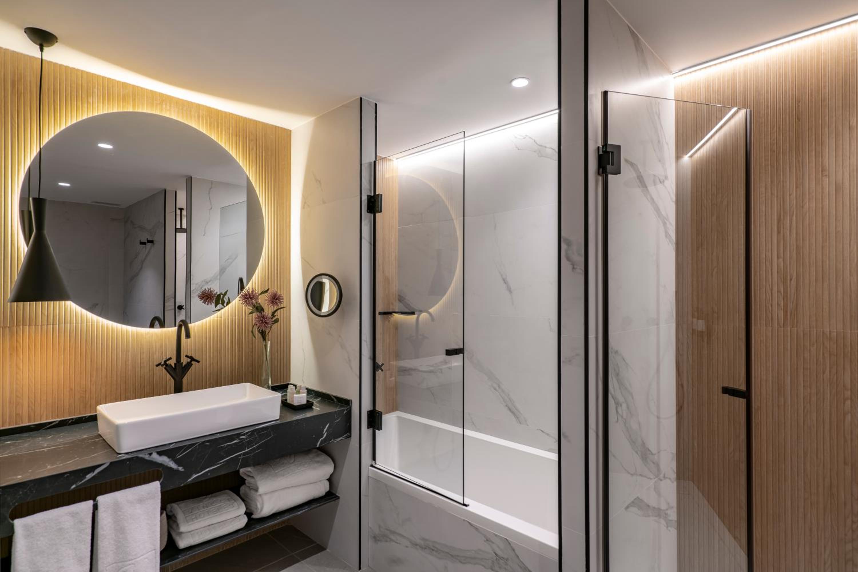 Deluxe Double Room thumbnail 6
