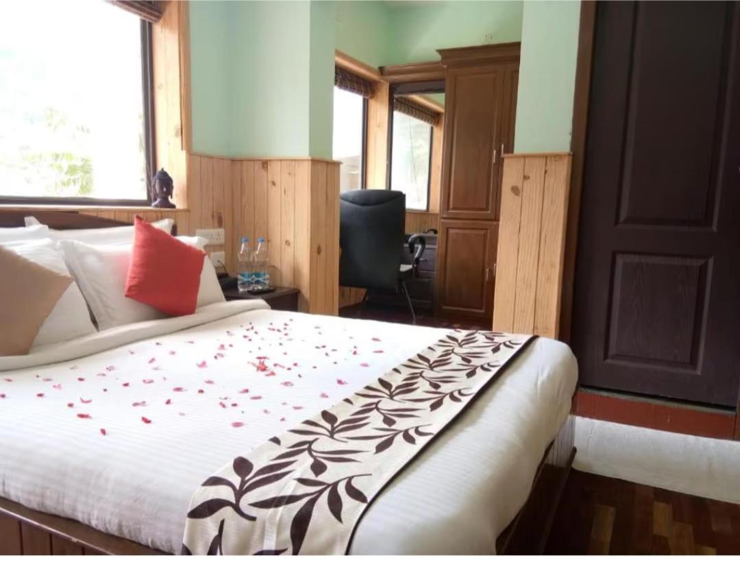 Deluxe Double Room with Balcony - Photo 3