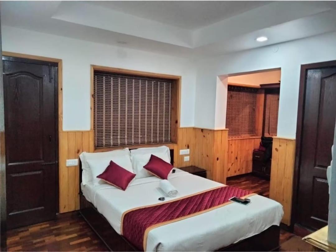 Deluxe Double Room with Balcony - Photo 2