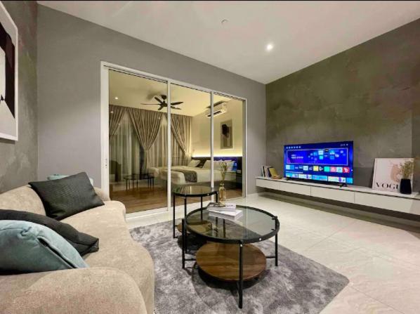One-Bedroom Apartment With Balcony And Mountain View  