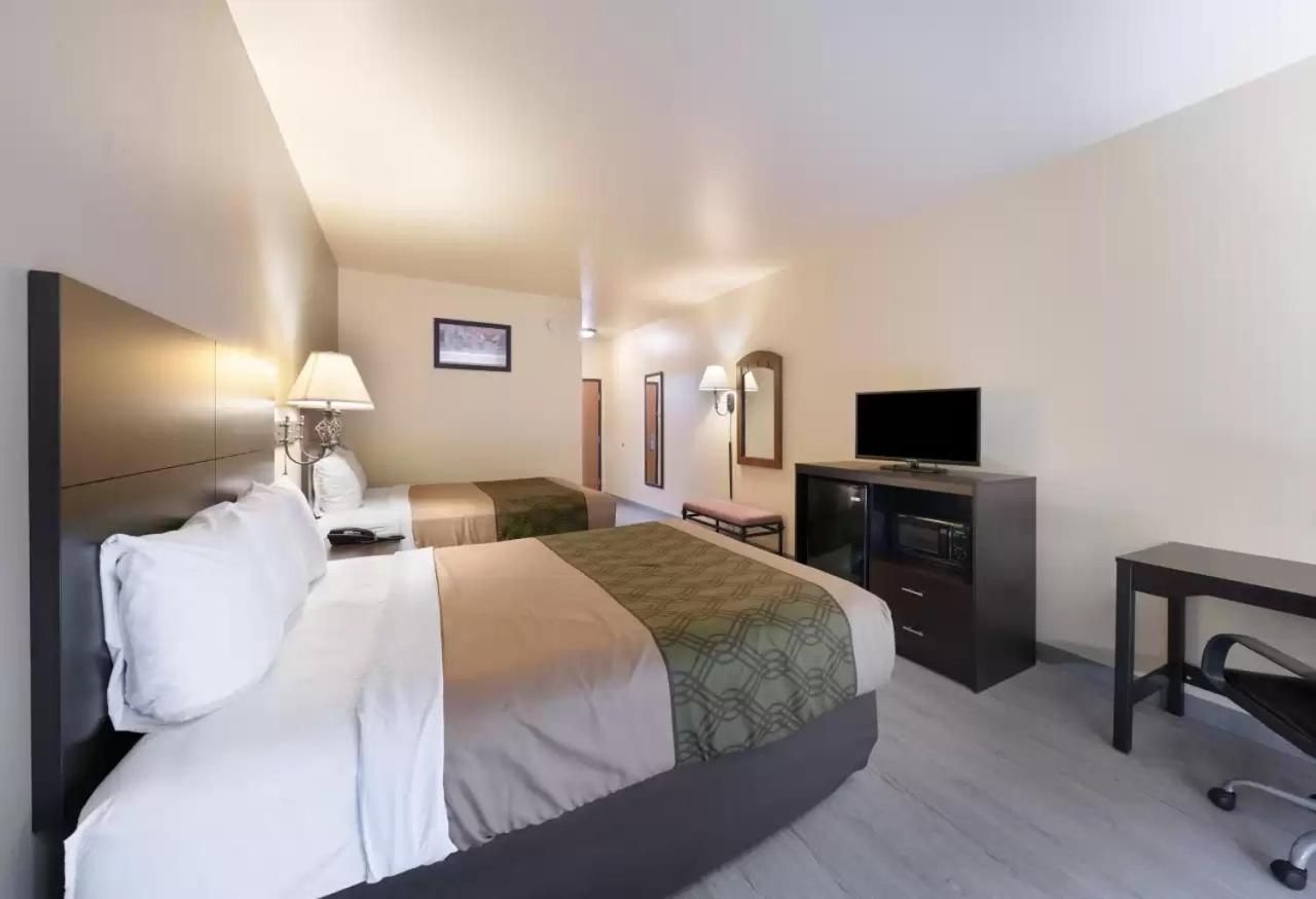 Queen Room with Two Queen Beds - Non-Smoking - Photo 1