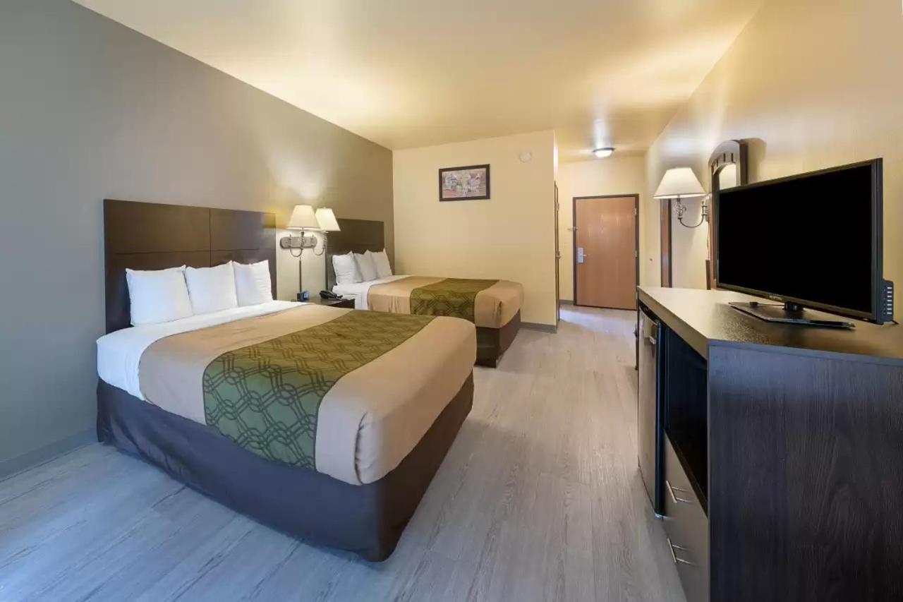 Queen Room with Two Queen Beds - Non-Smoking - Photo 2