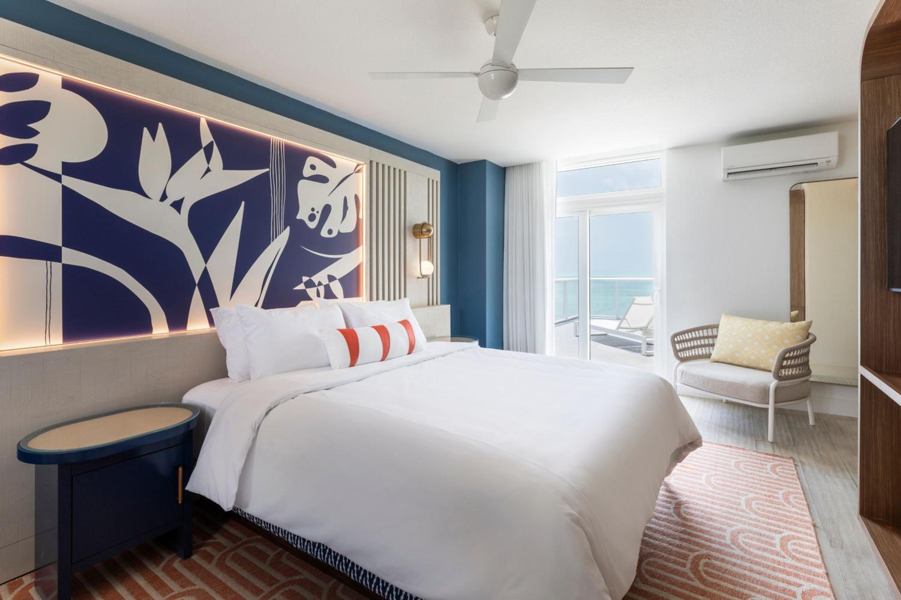 Reef King Suite With Sofa Bed, Oceanfront And Balcony