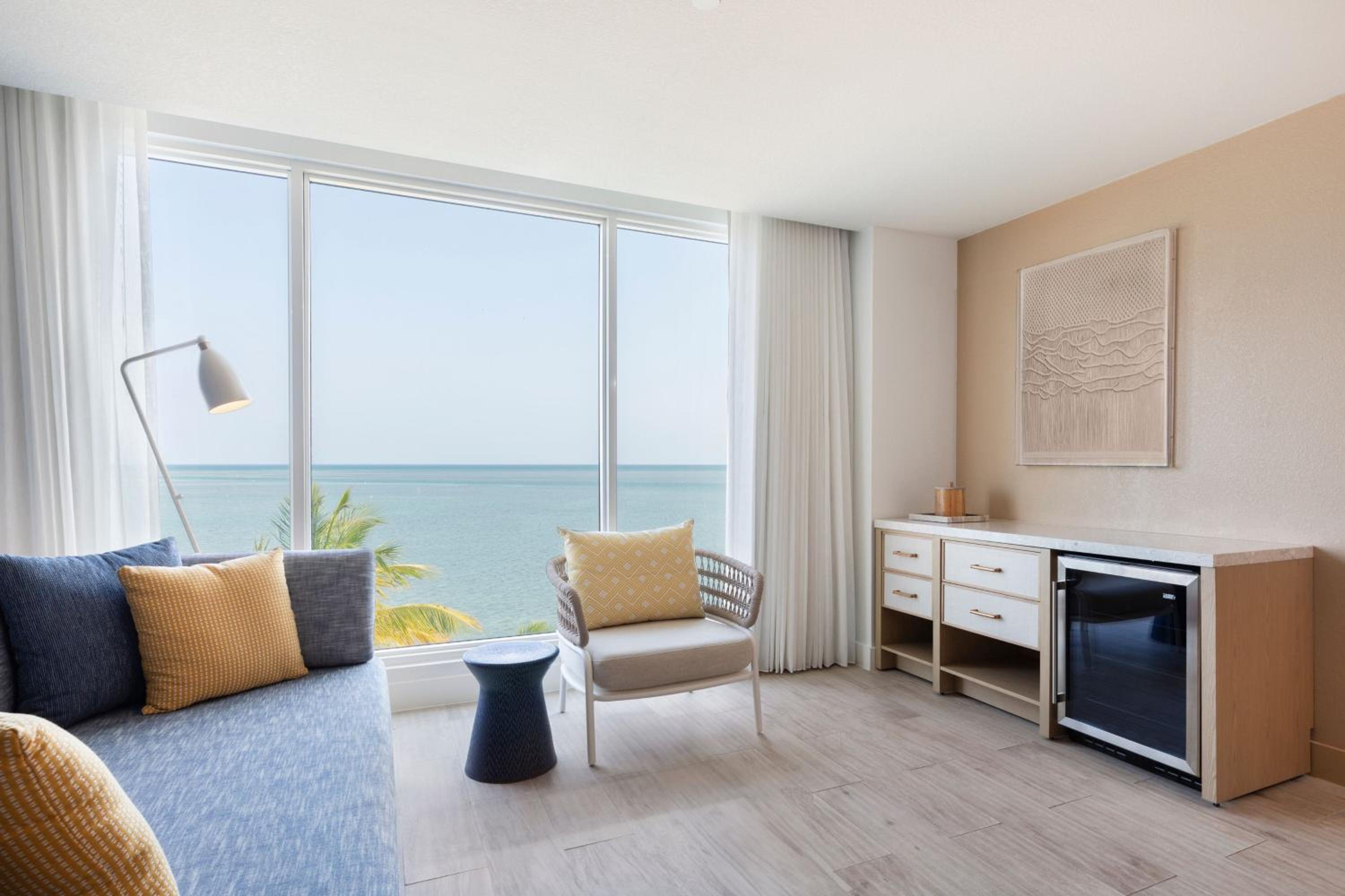 Junior King Suite With Oceanfront And Sofa Bed