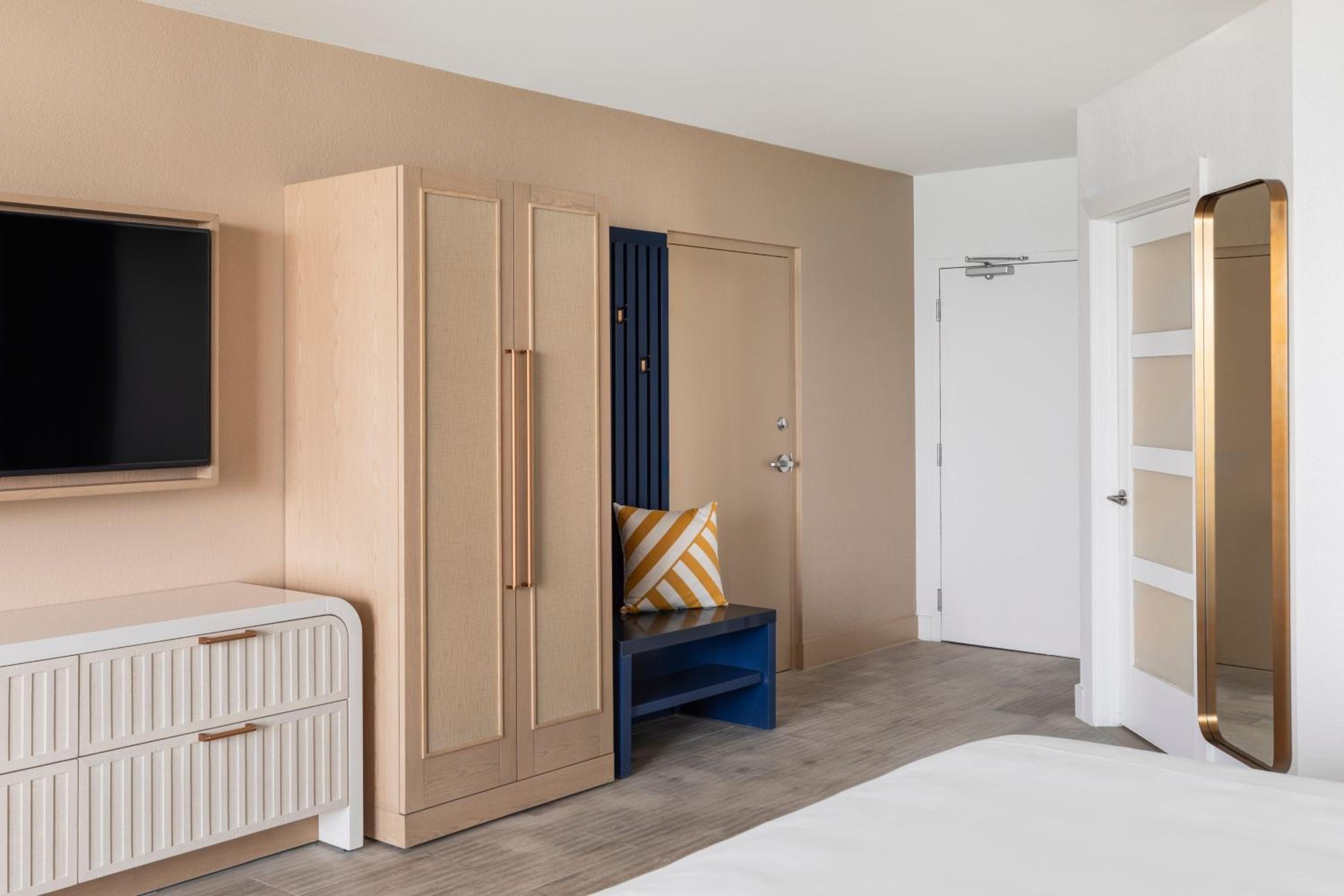 Junior King Suite With Oceanfront And Sofa Bed