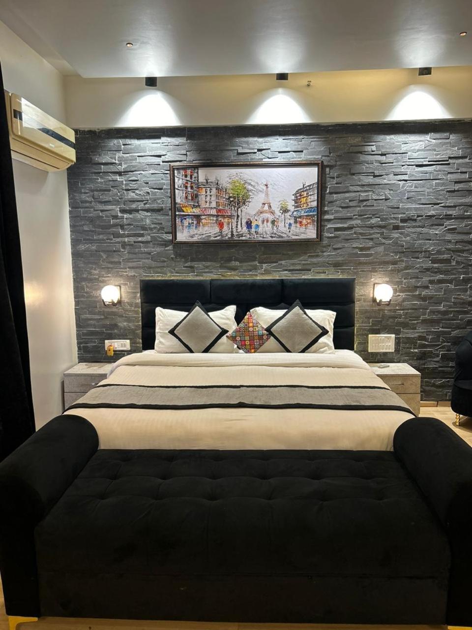 Deluxe King Suite - Photo 9