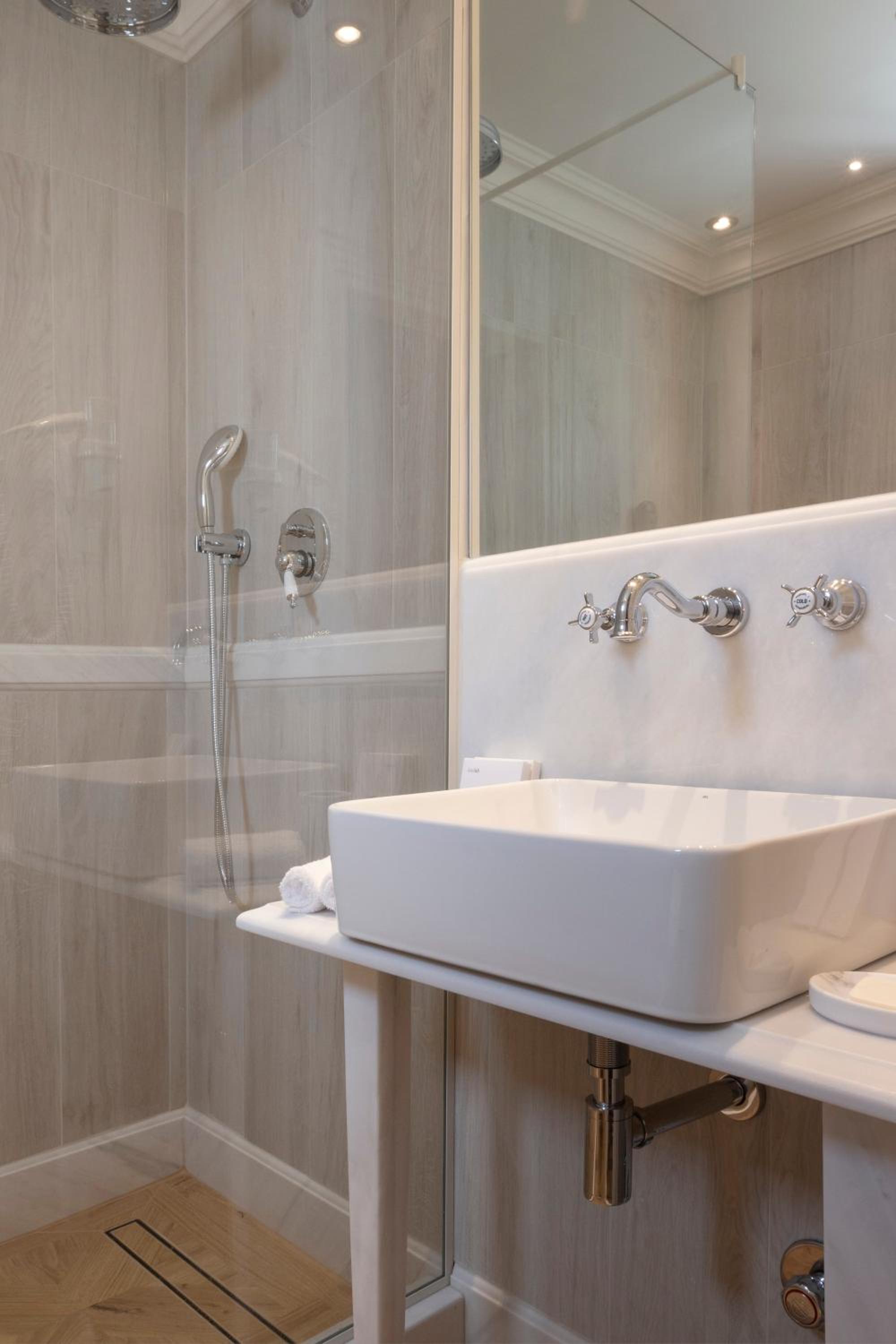 Superior Double or Twin Room - Photo 2