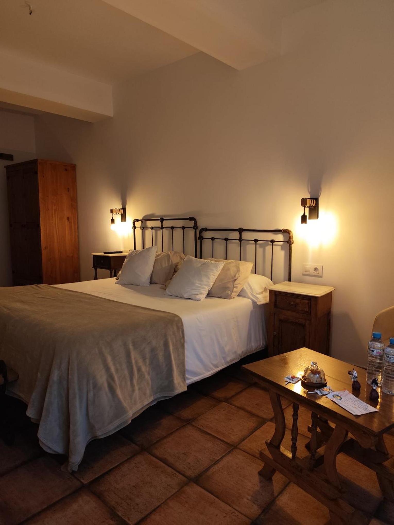 Large Double Room - Photo 7