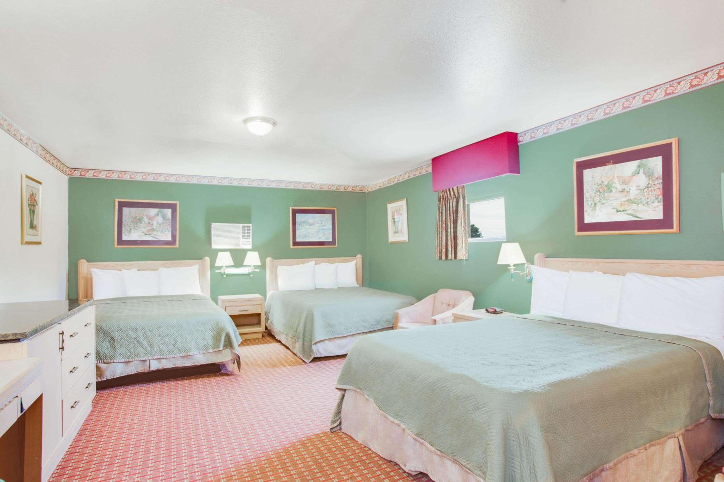Deluxe Room With Three Queen Beds - Non-Smoking - Photo 1