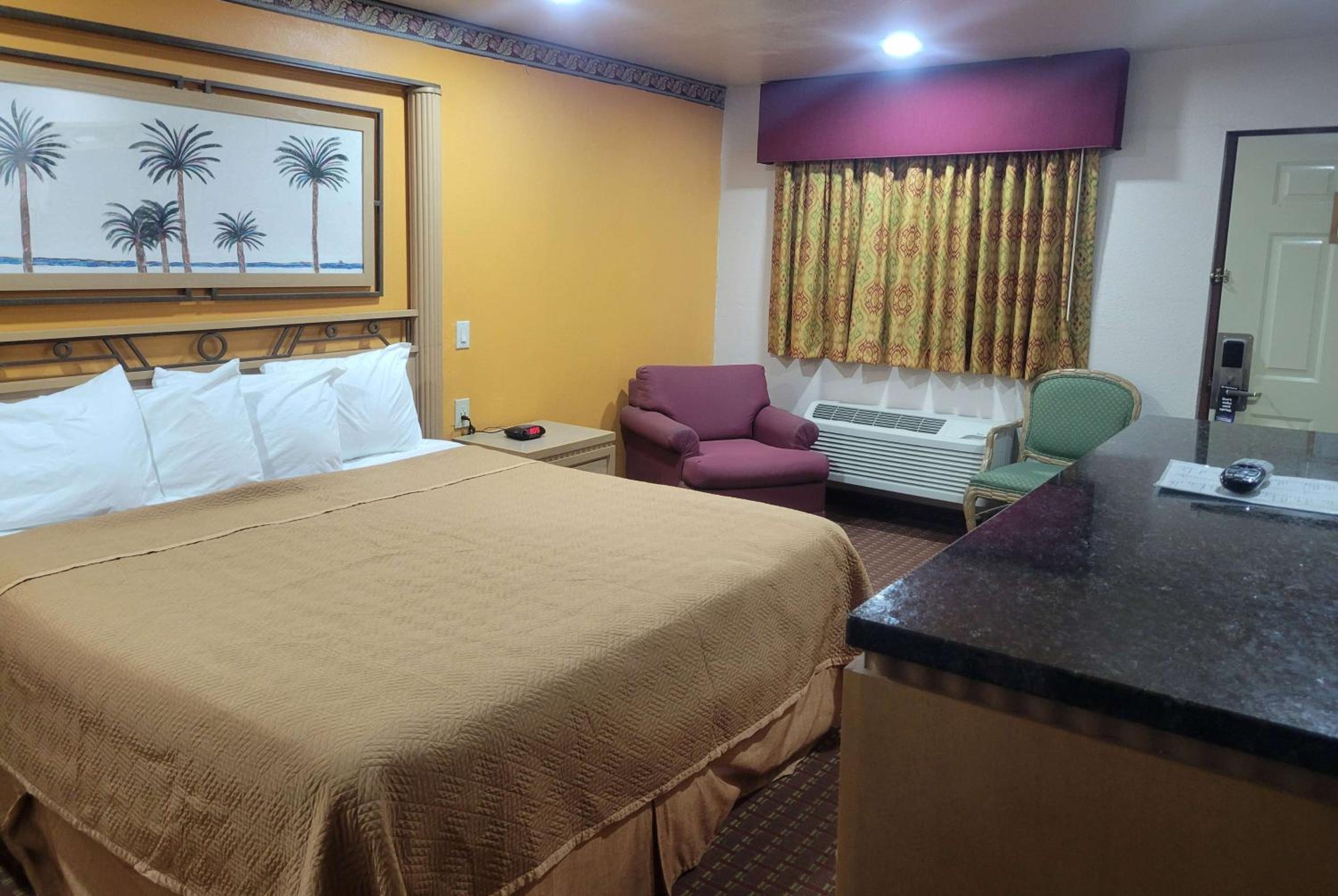 King Room - Non-Smoking - Photo 1