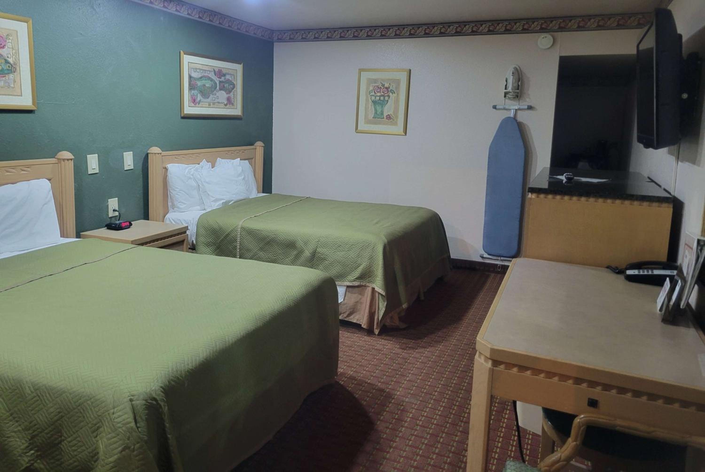 Queen Room With Two Queen Beds - Non-Smoking - Photo 1