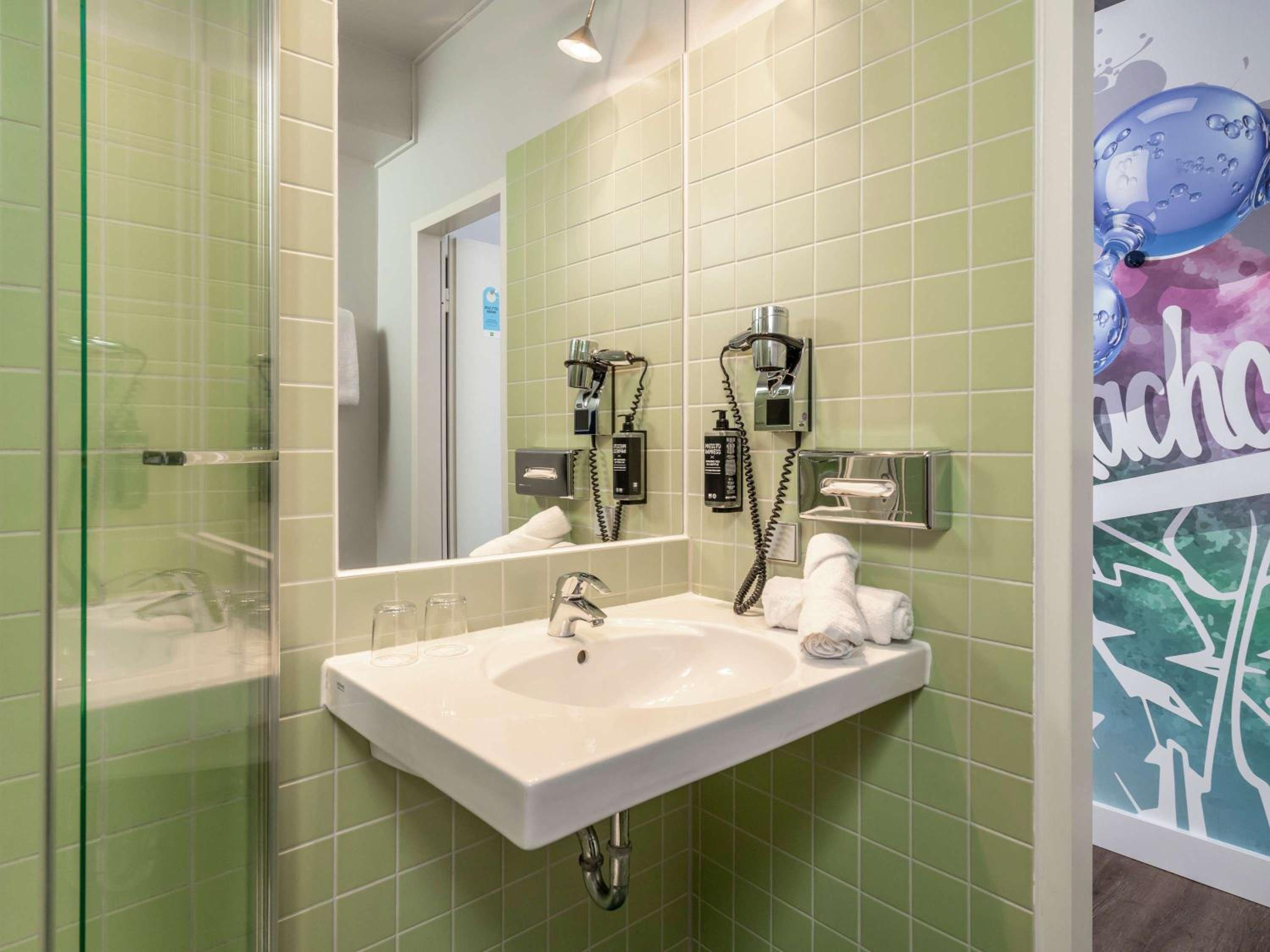 Standard Twin Room - Photo 11