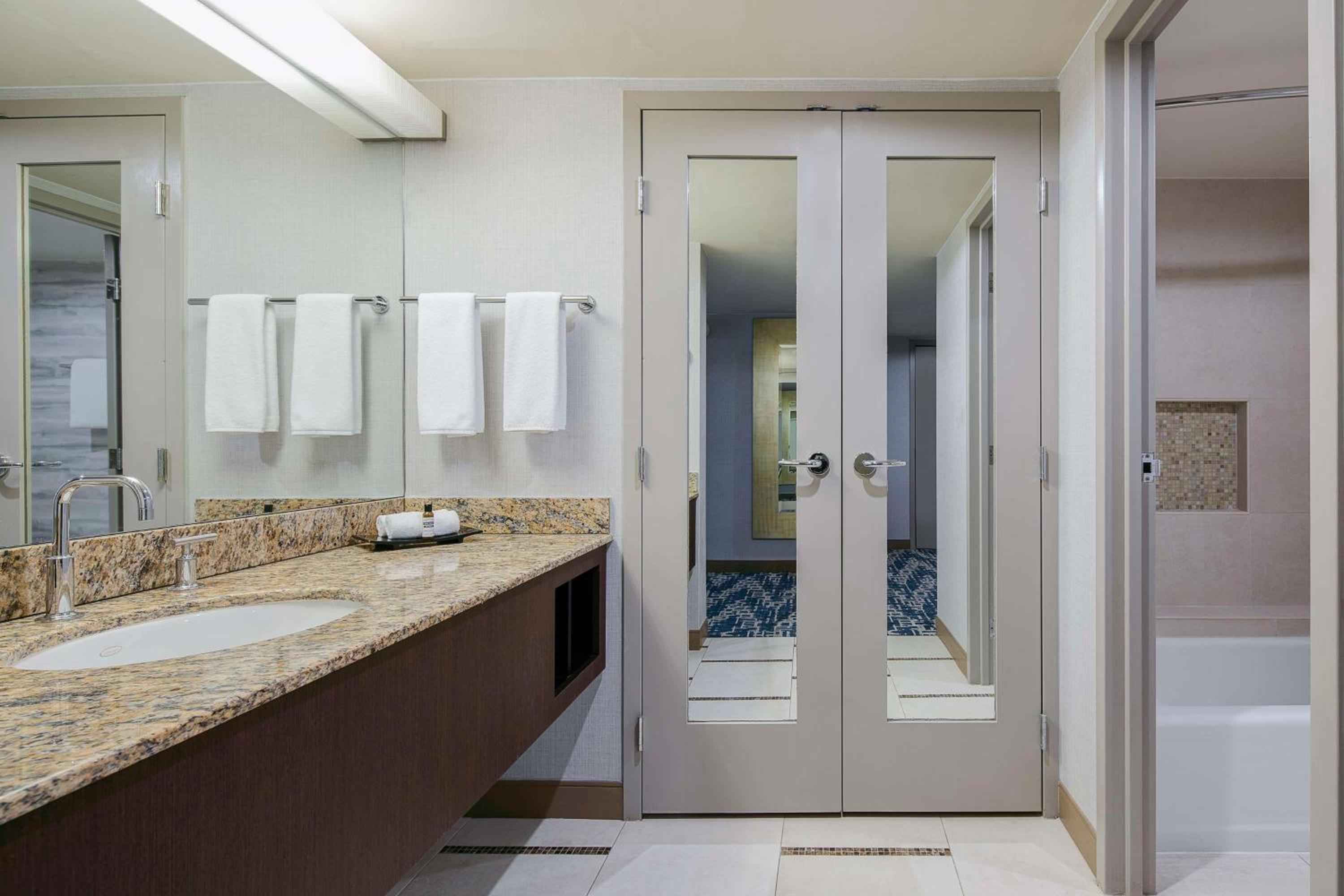 Executive Suite - Photo 4