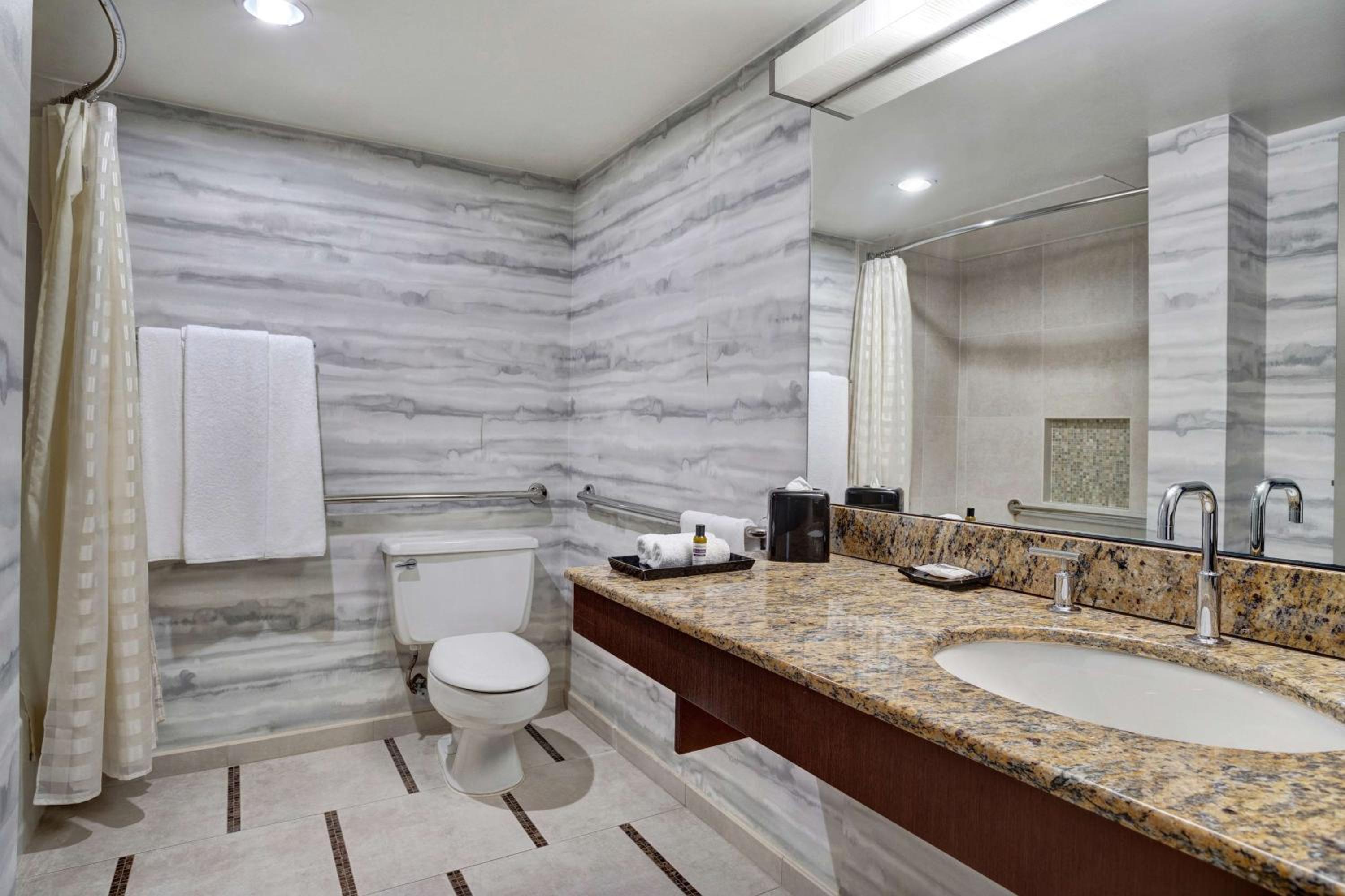 Queen Room with Two Queen Beds with Accessible Shower - Disability Access - Photo 2