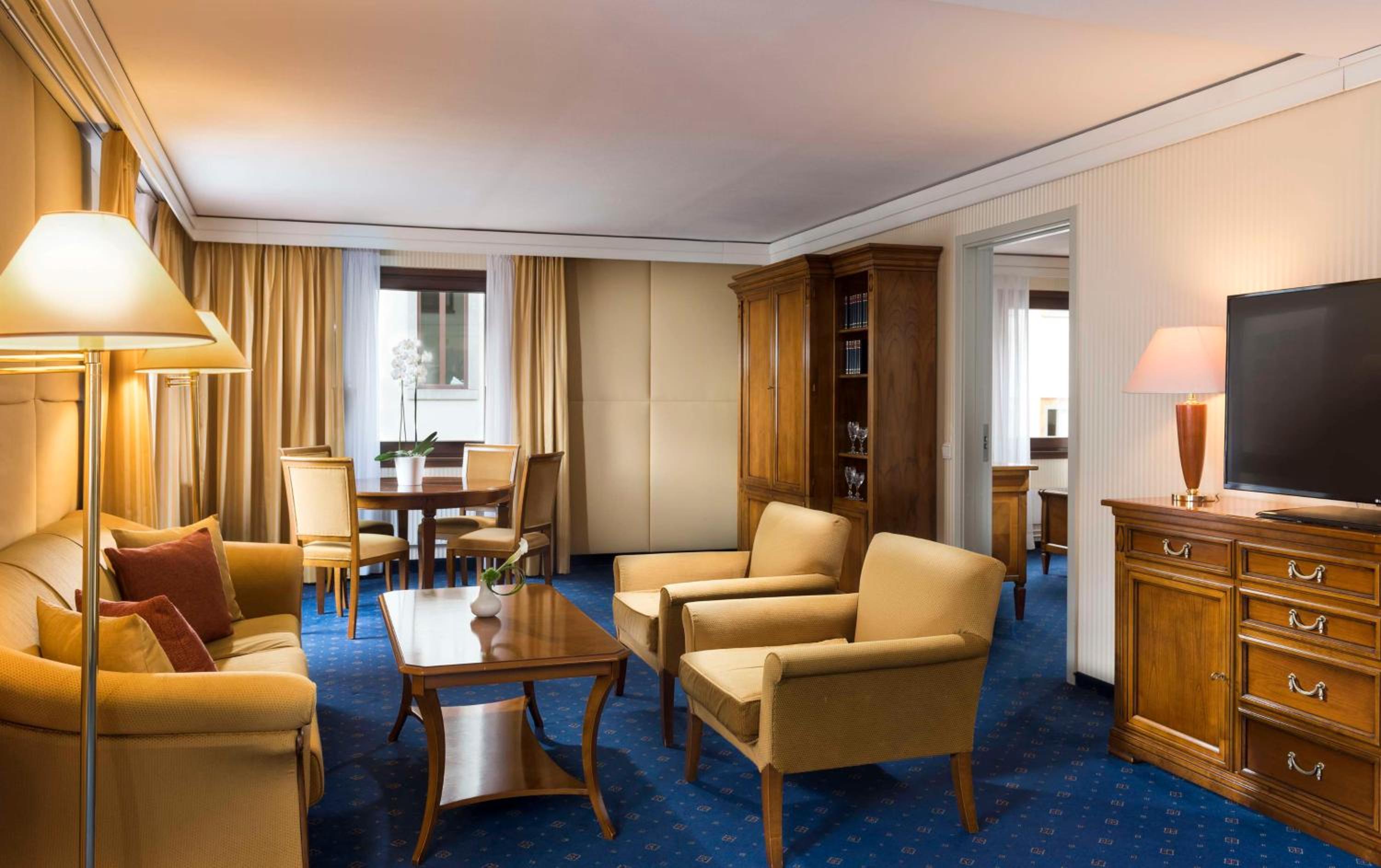 Corner King Suite - Photo 8