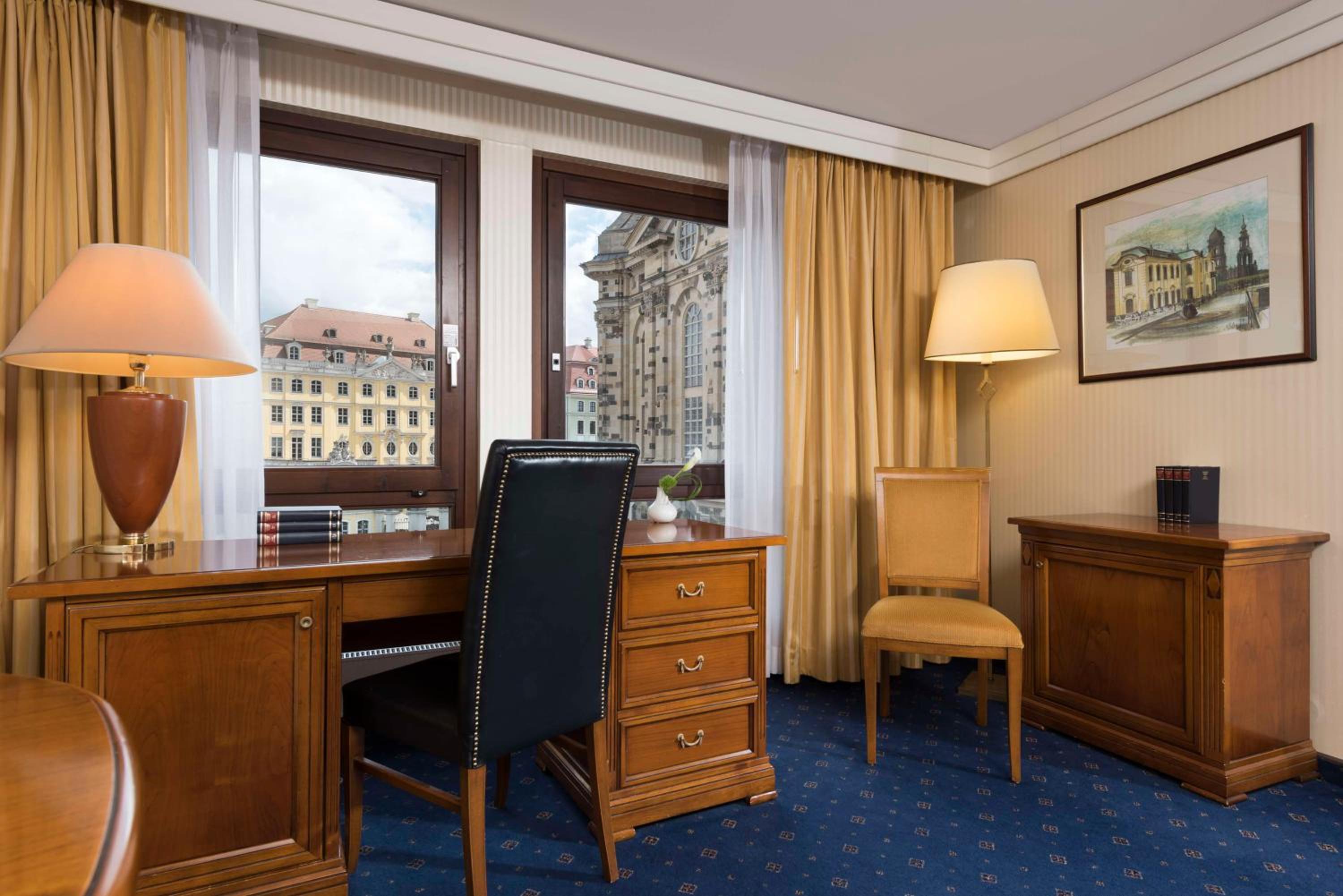 Corner King Suite - Photo 9