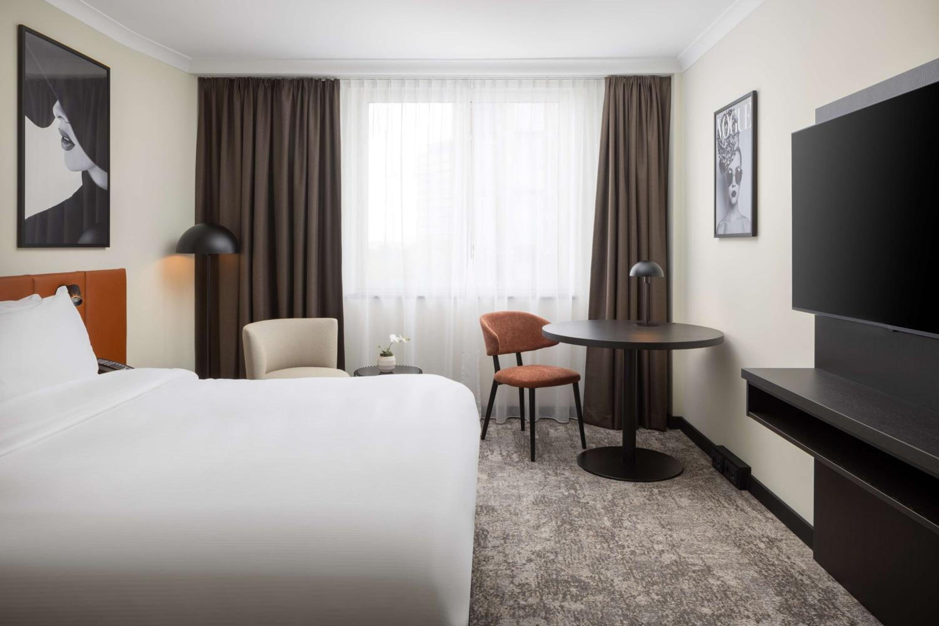 Premium King Room - Photo 11