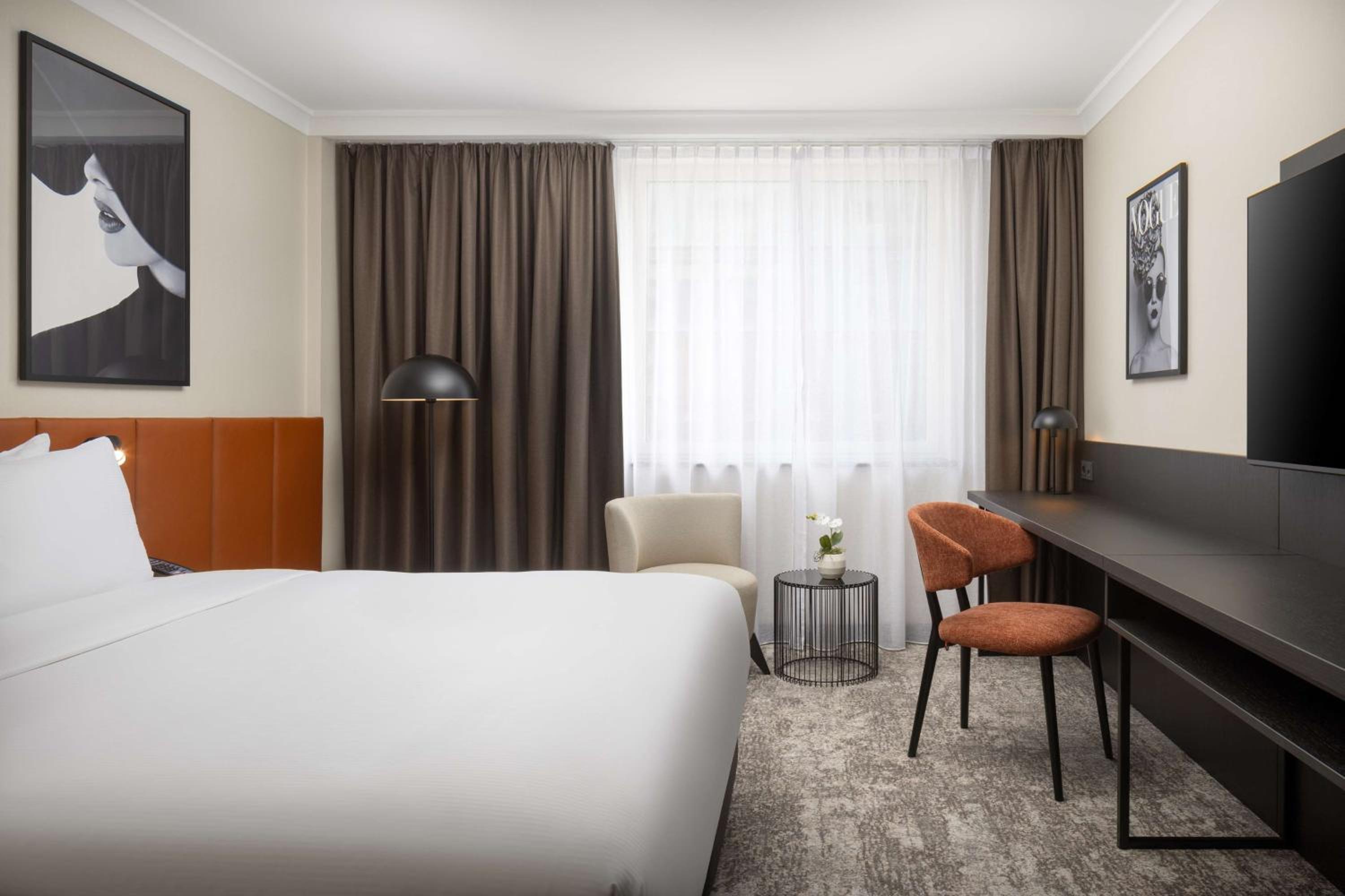 Deluxe King Room thumbnail 6