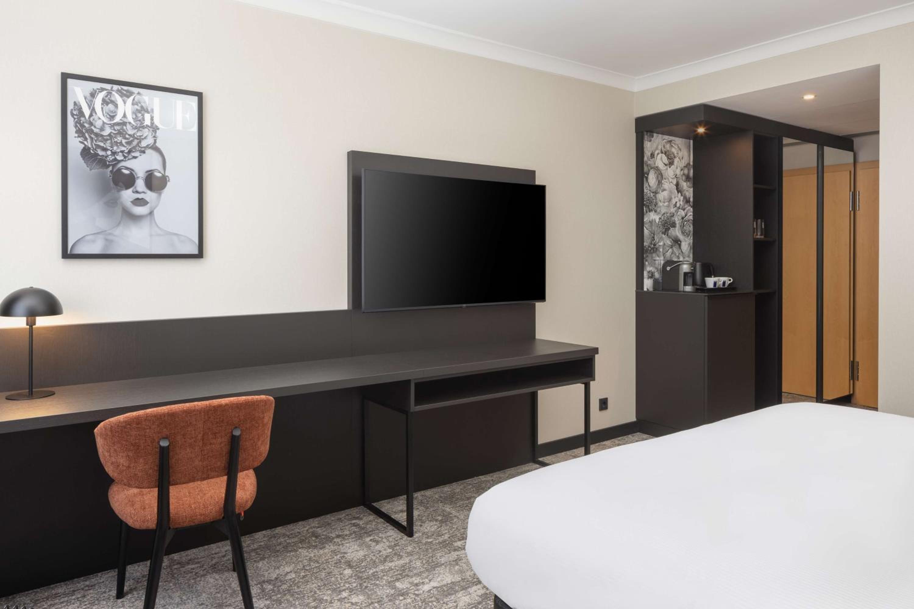Deluxe King Room - Photo 7