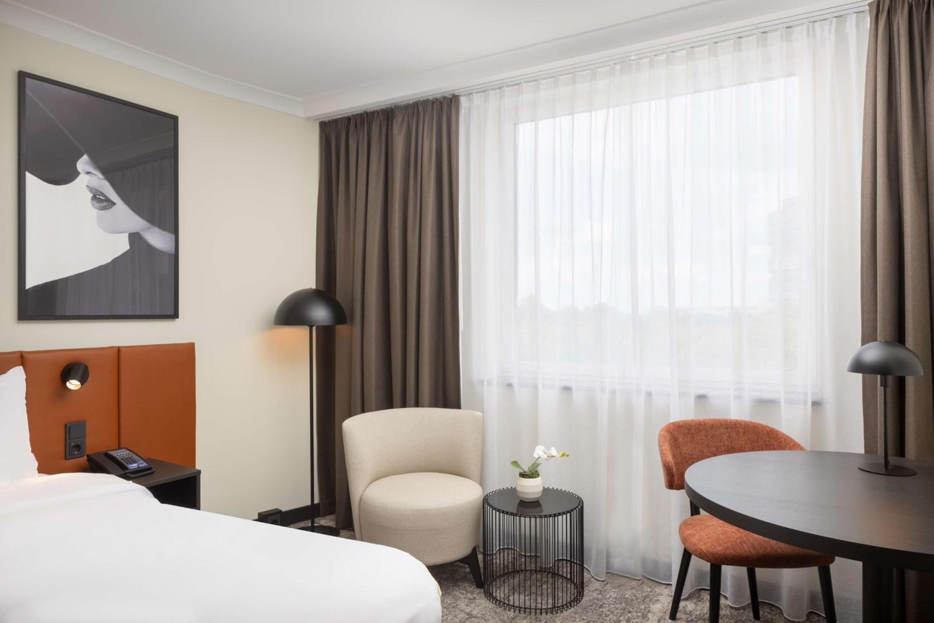 Premium King Room - Photo 15