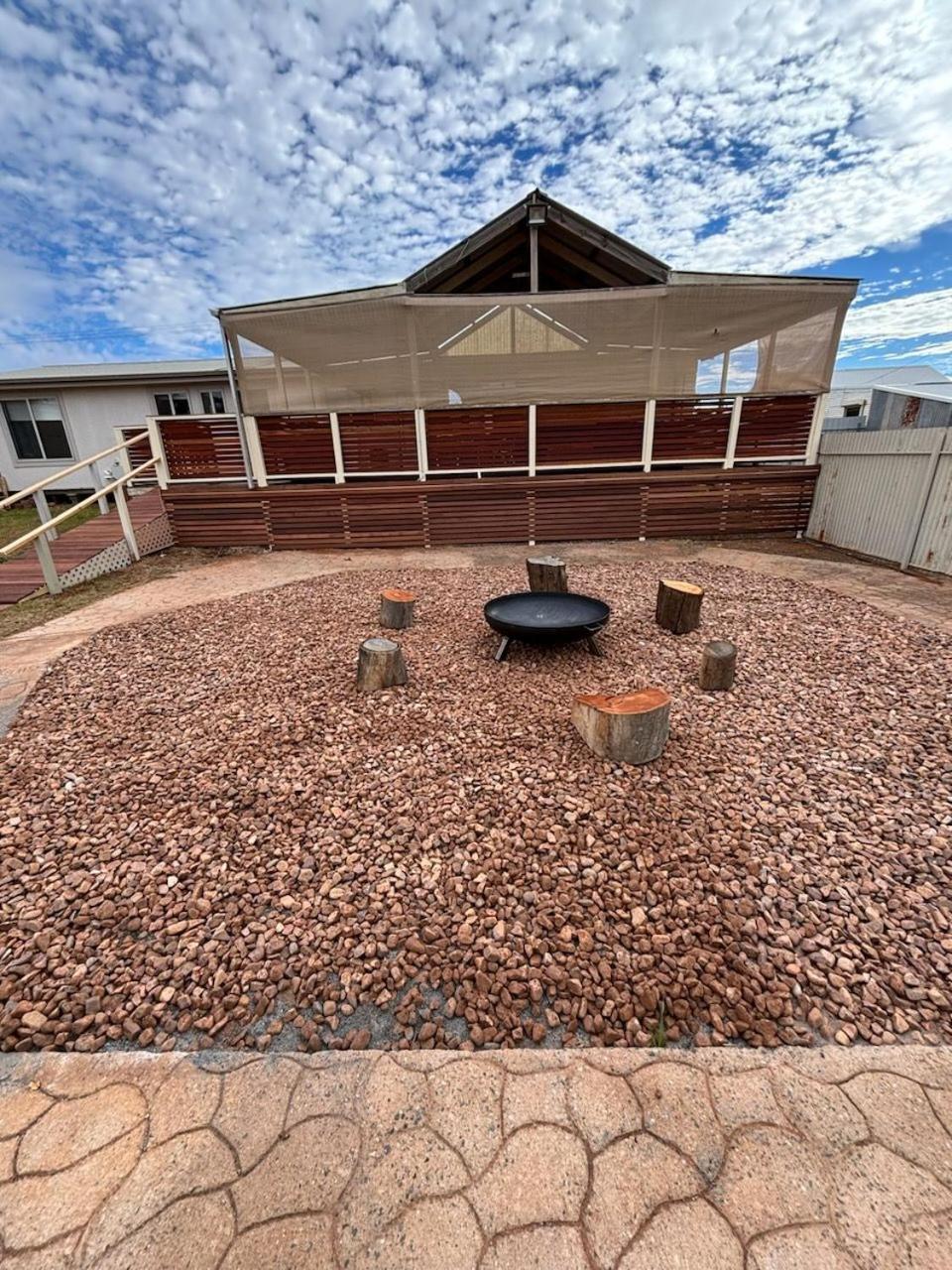 Six-Bedroom House photo 3