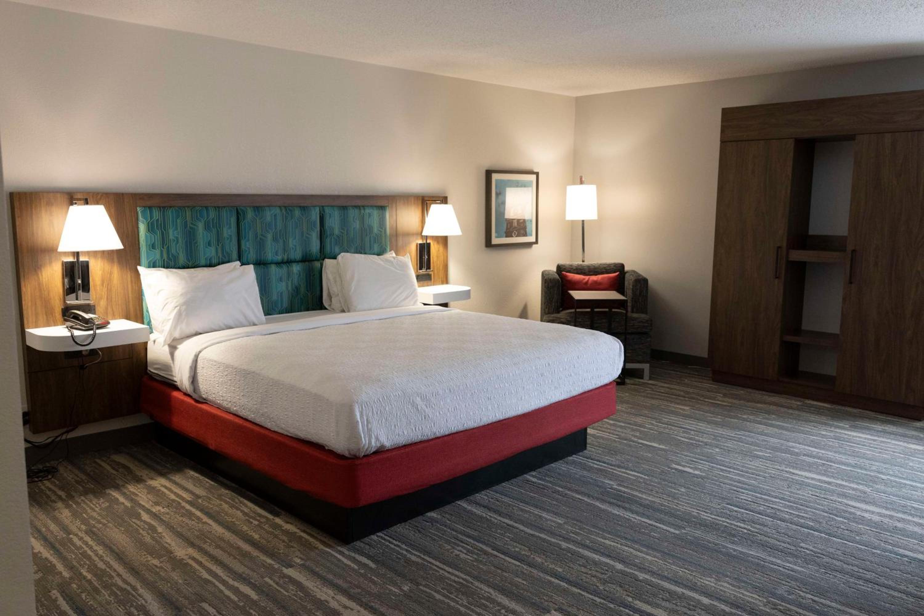 King Room with King Bed - Non-Smoking - Photo 1