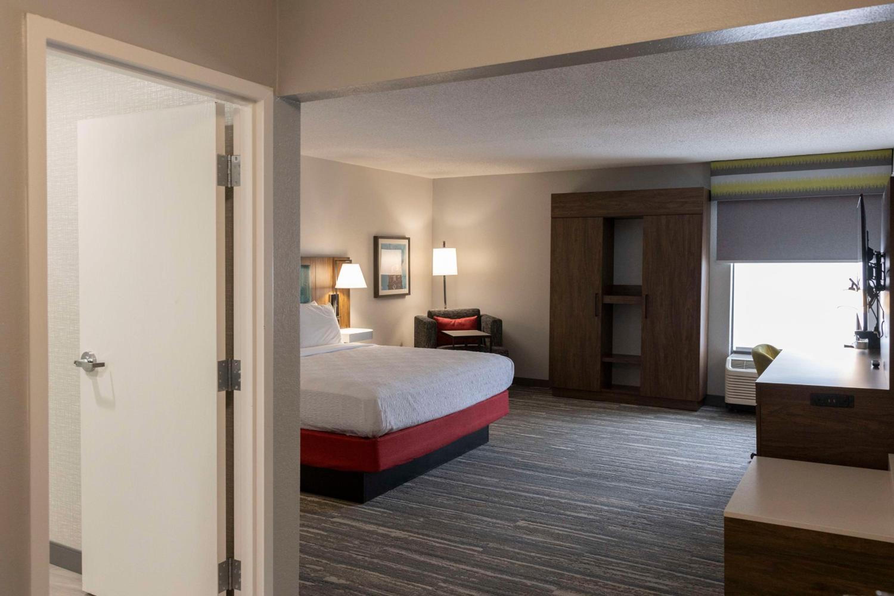 King Room with King Bed - Non-Smoking - Photo 2