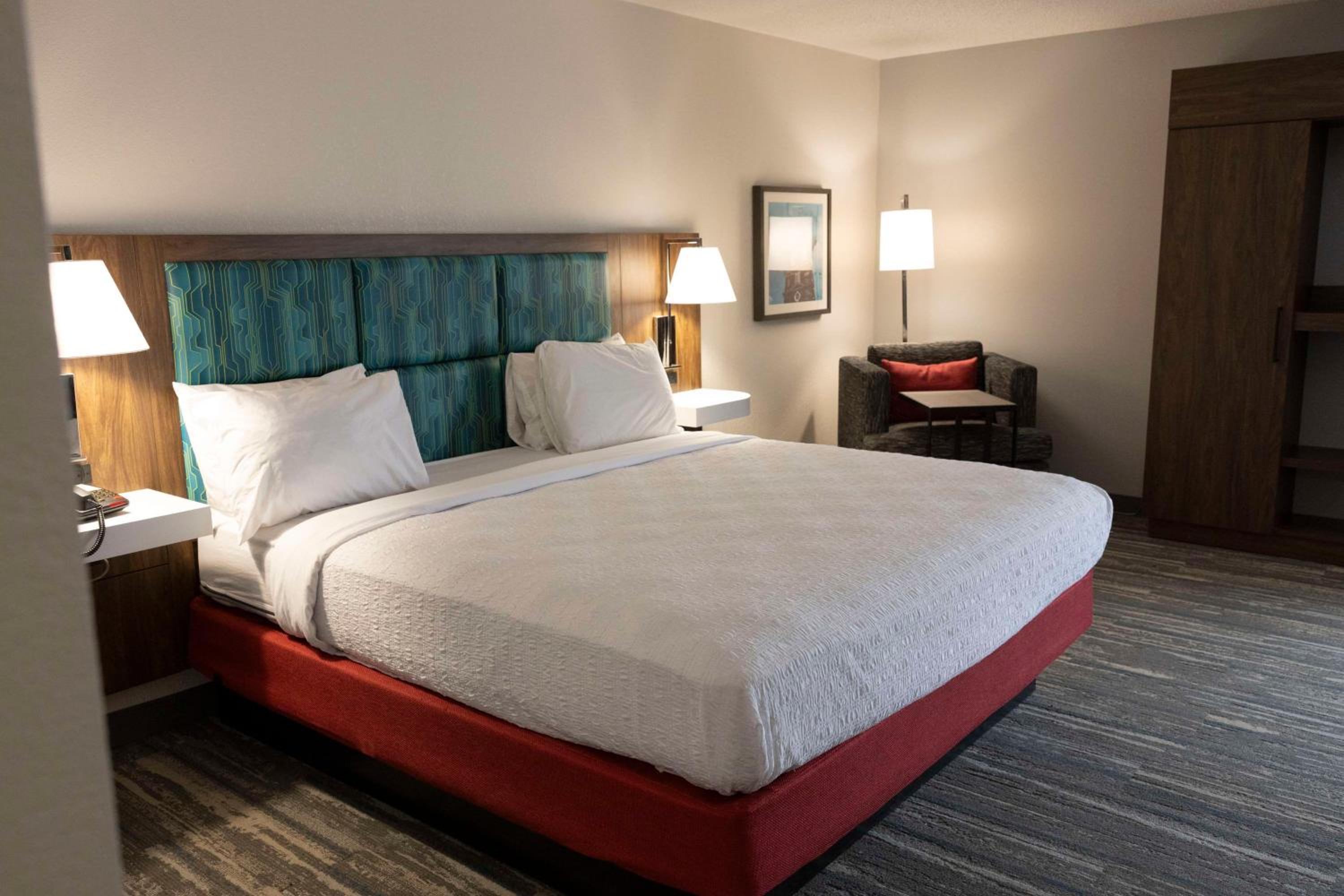 King Room with King Bed - Non-Smoking - Photo 3
