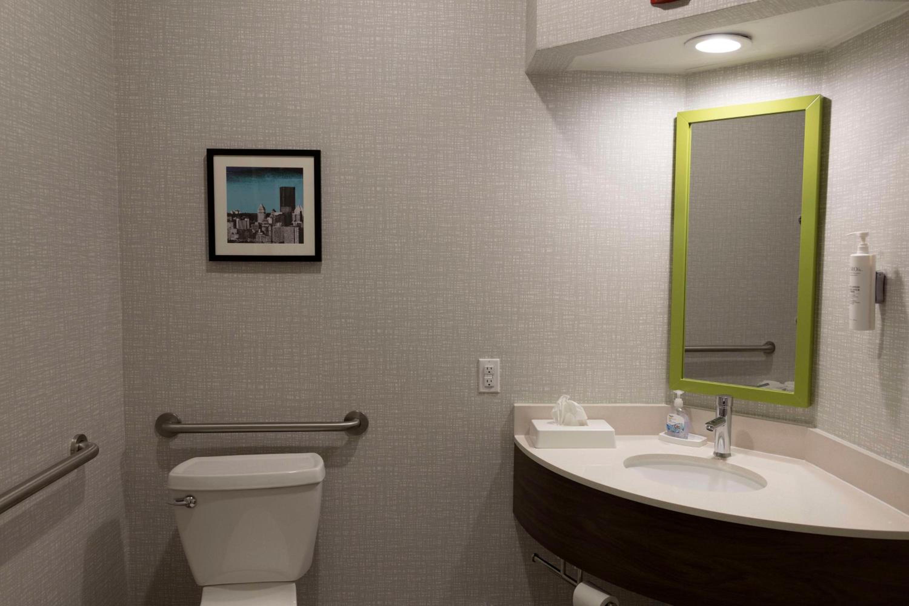 Double Room with Accessible Tub - Mobility Access - Photo 3