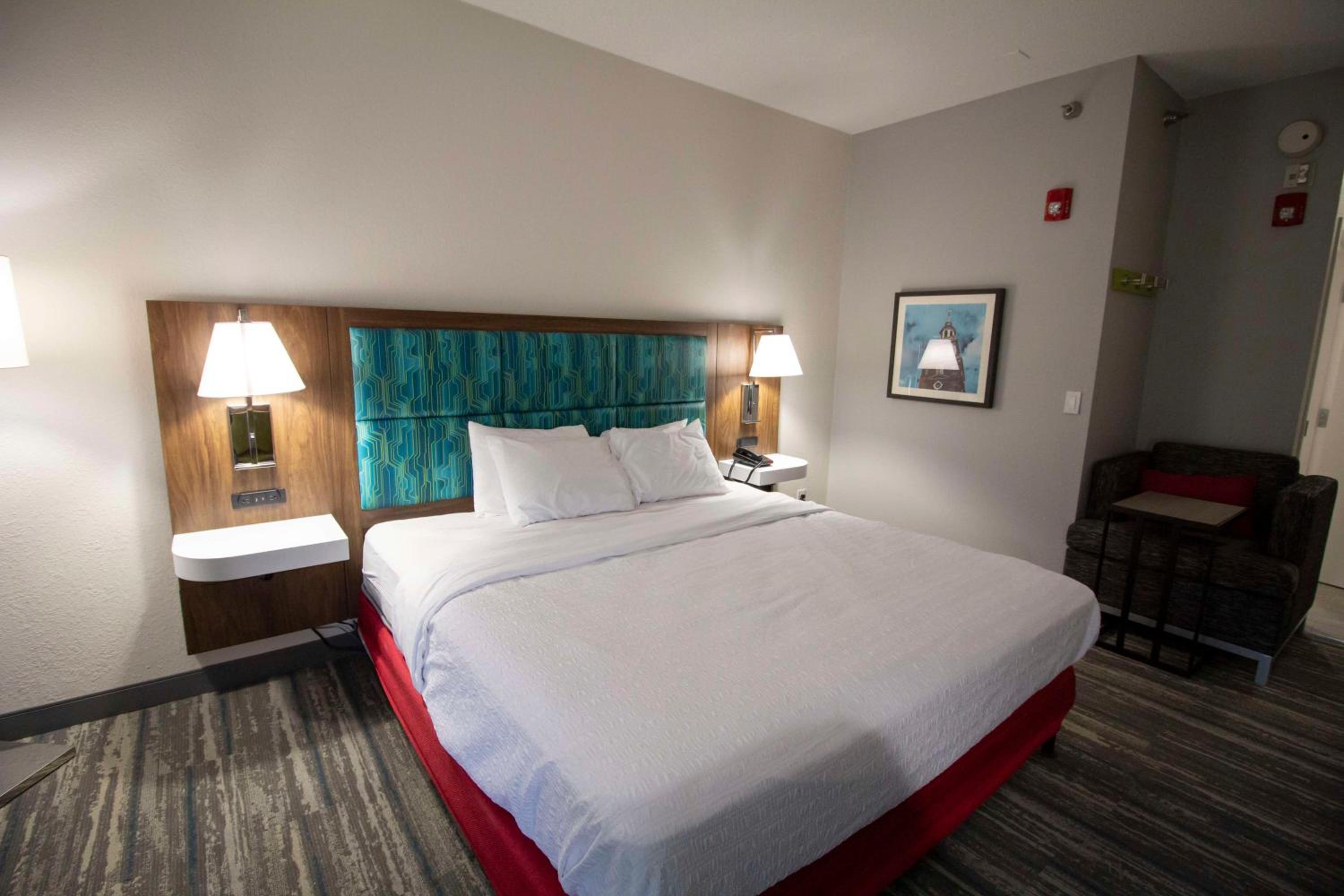 King Room with King Bed - Non-Smoking - Photo 5