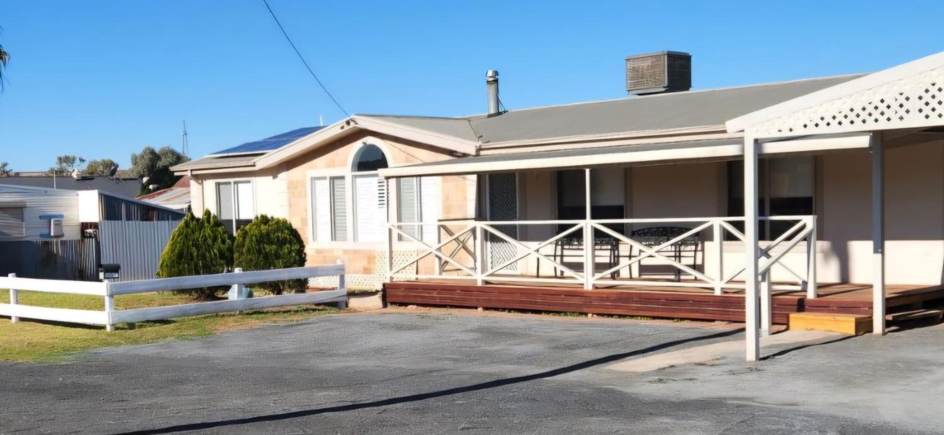 Six-Bedroom House photo 2
