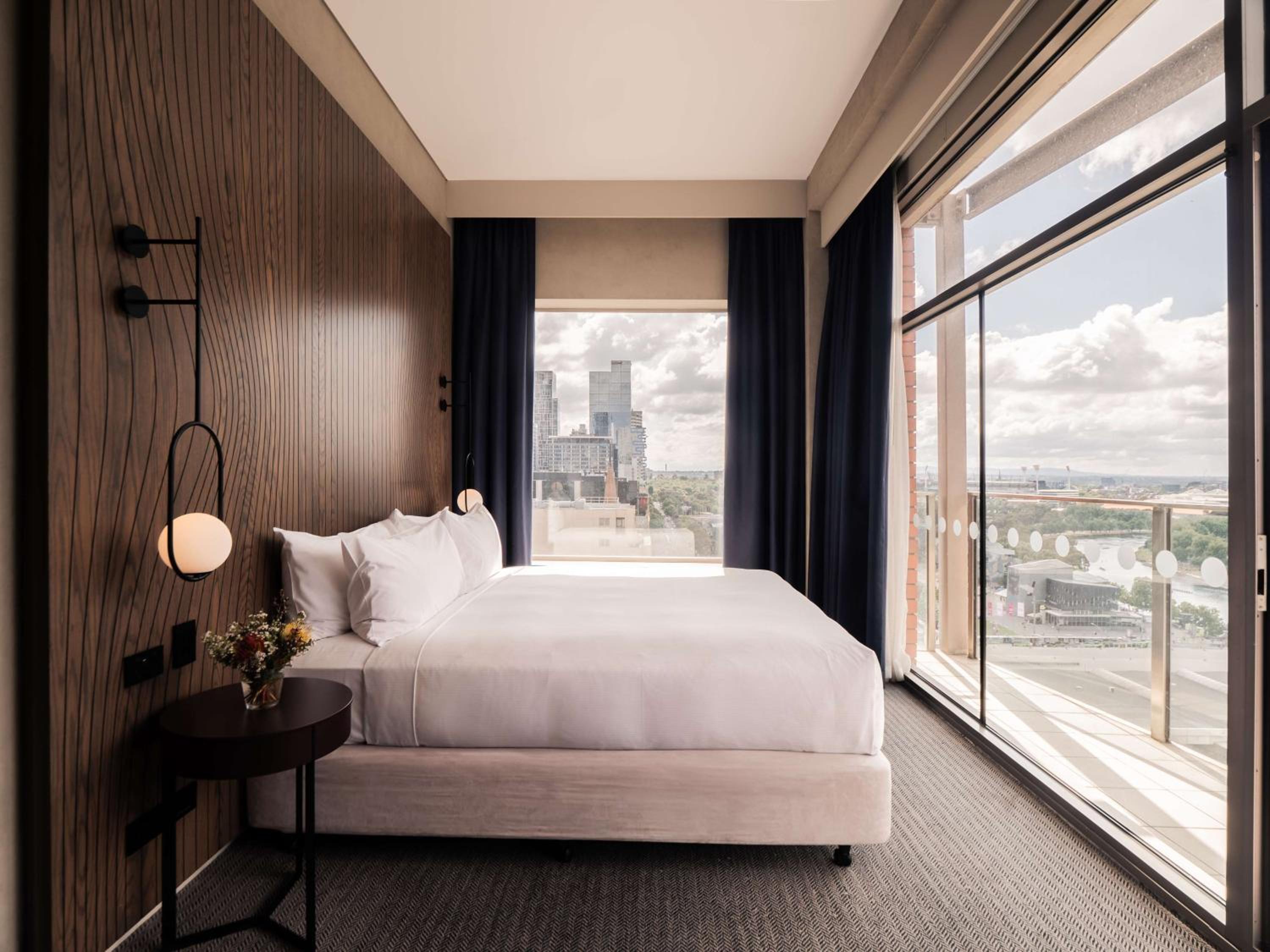 King Room Skyline River View with Balcony thumbnail 6