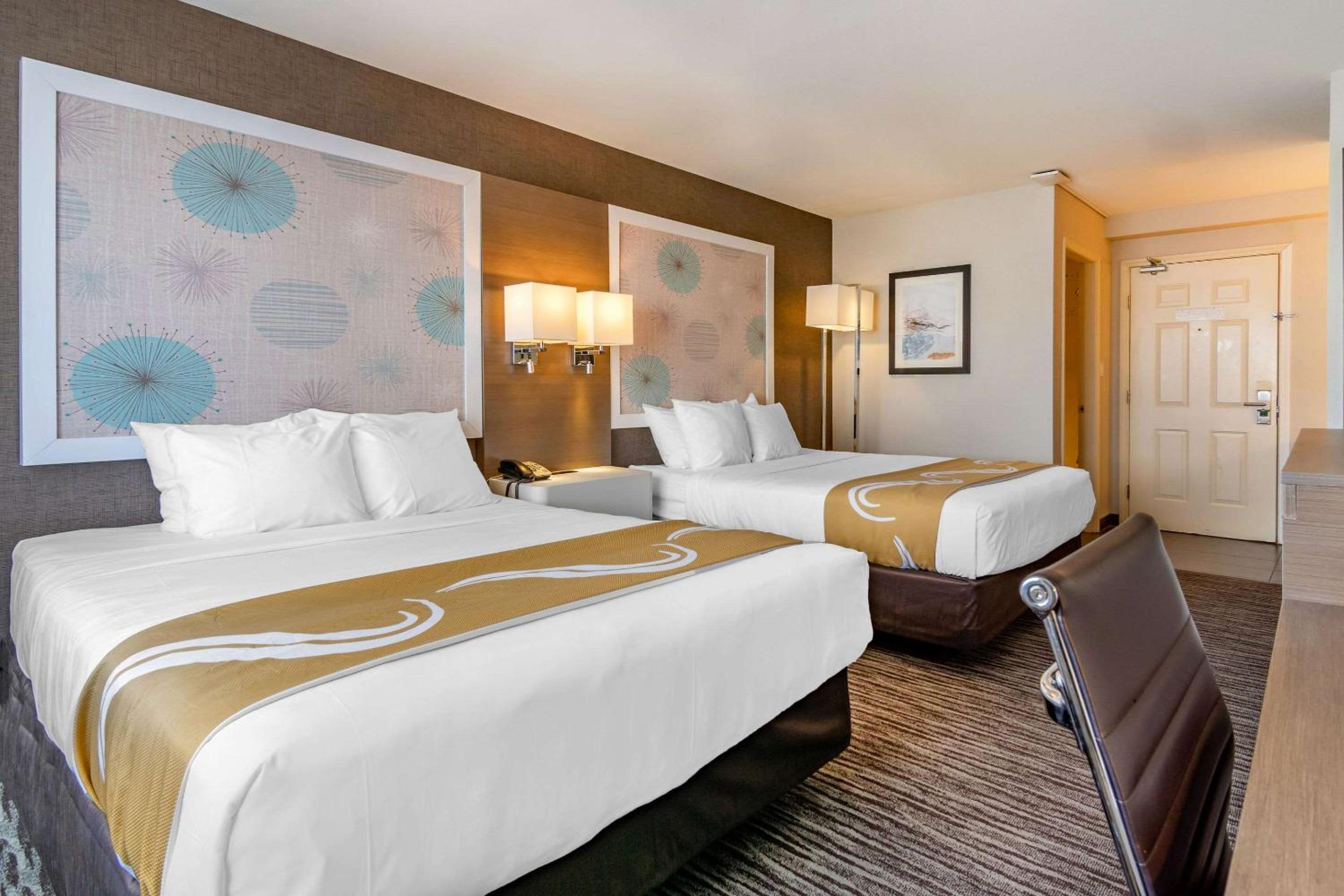 Queen Room with Two Queen Beds - Non-Smoking - Photo 2